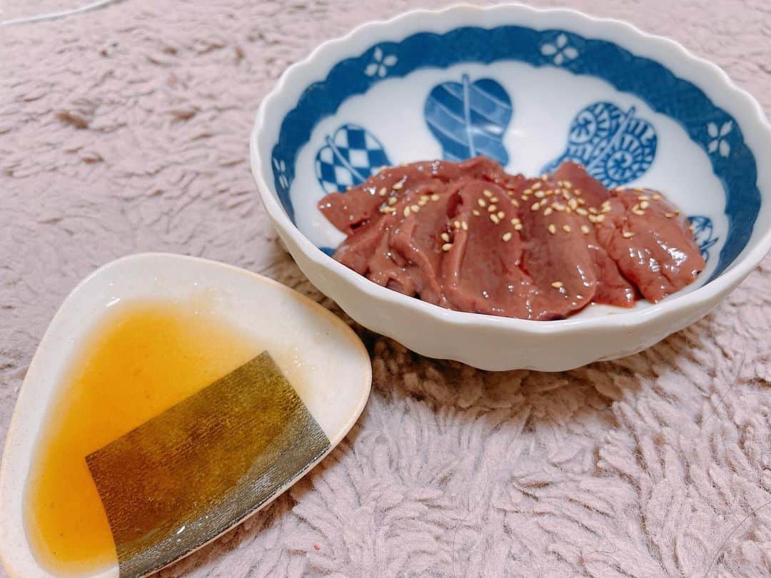 のインスタグラム：「お家でレバ刺しが食べれる時代...🤤 ・ 最高すぎませんか...！！ ・ 美味しすぎてまた買っちゃいそう💓 値段もお手頃だしお家でこの美味しさが食べれるのは贅沢すぎる...！！ ・ ・ @hamburg.jukuseiniku.uni こちらのお店で買えちゃいます！ ・ pr @hamburg.jukuseiniku.uni #ハンバーグ熟成肉専門店うに #牛レバ刺し #黒毛和牛 #低温調理レシピ #希少部位 #ハンバーグ屋 #うに #贅沢品」
