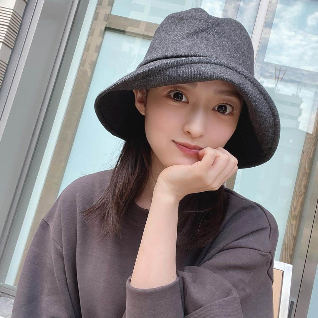 三秋里歩（小谷里歩）さんのインスタグラム写真 - (三秋里歩（小谷里歩）Instagram)「. お散歩の途中に寄り道…☕️🤍 . . #pomeranian #dog #pickles #ポメラニアン #ピクルス #chihuahua #babuo #チワワ #ブラックタン #ばぶお #chanel #chanelhat #hat」10月9日 17時43分 - ripopo_824