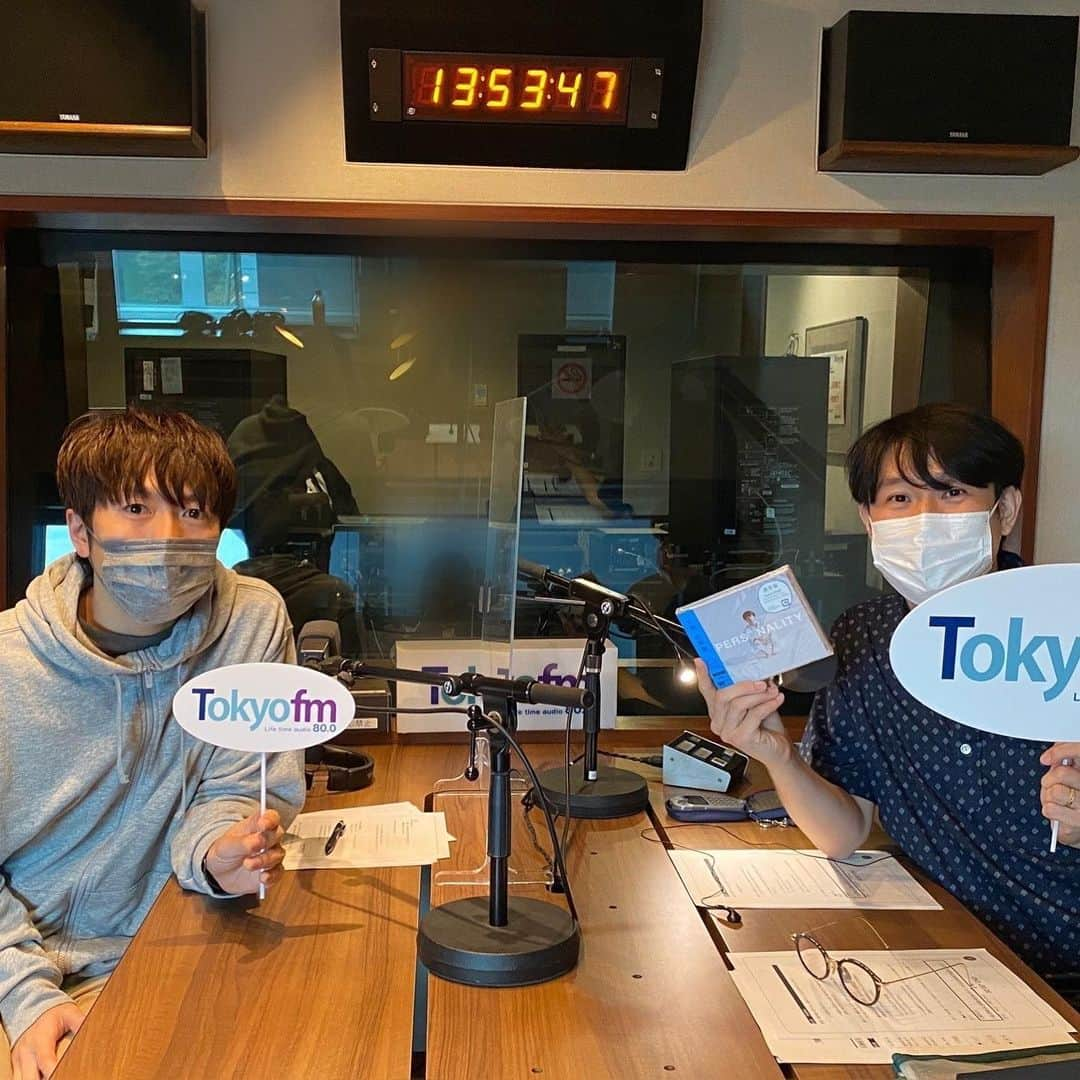 高橋優さんのインスタグラム写真 - (高橋優Instagram)「TOKYO FM「鈴村健一のアイスム 週末ダイニング」に出演させていただきます。 鈴村さんとは今回が初対面でしたが収録予定時間を大幅にオーバーする程にトークが弾みまして、それはつまり鈴村さんの懐の大きさであり、ひねくれたぼくを包み込む寛容さであり、ぼくはただただ楽しくお話をさせていただきました。敬服っす。  10月10日(日)・17日(日)18:00〜18:30 ※2週続けてゲスト出演  トークのみAuDeeで聴くことができます。 https://audee.jp/program/show/57751  【Instagram用タグ】 #tokyofm #鈴村健一 #高橋優 #takahashiyu」10月9日 18時23分 - takahashiyu_official1226