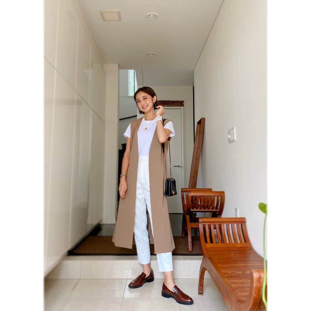 近藤夏子さんのインスタグラム写真 - (近藤夏子Instagram)「.   秋っぽく、白と茶色🤍  ジレはこの時期にぴったりですね✨  　 パンツの形が綺麗すぎて、なのに履いていて楽ちんで ヘビロテです🤍🤍 センタープレスなのできちんと見えも🙆🏻‍♀️  #私服 #かこの私服だよ 　  Tシャツ　UNIQLO パンツ　NORC ジレ　elura  靴　ZARA バッグ　CHANEL」10月9日 18時31分 - kondokako0804