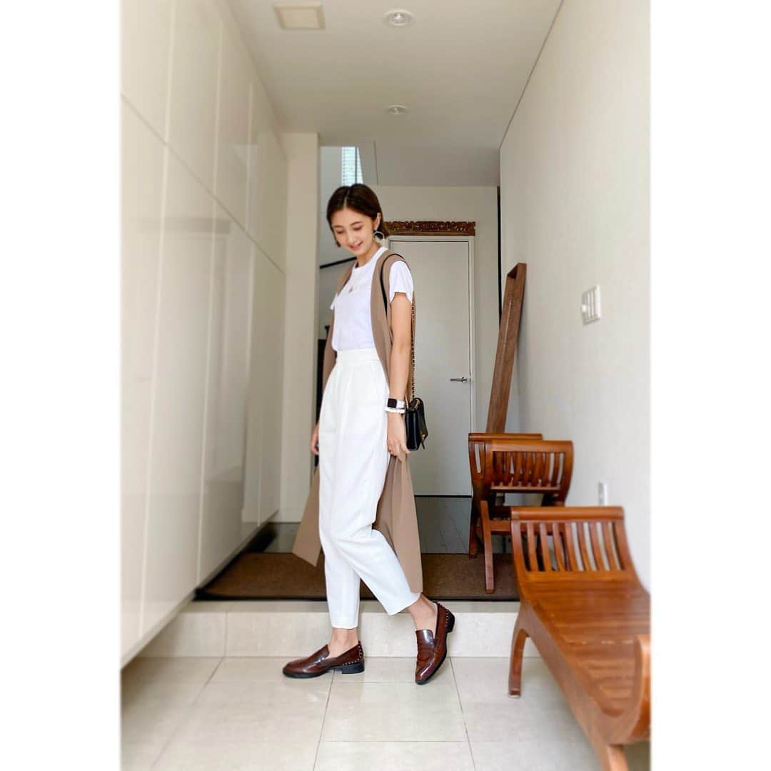 近藤夏子さんのインスタグラム写真 - (近藤夏子Instagram)「.   秋っぽく、白と茶色🤍  ジレはこの時期にぴったりですね✨  　 パンツの形が綺麗すぎて、なのに履いていて楽ちんで ヘビロテです🤍🤍 センタープレスなのできちんと見えも🙆🏻‍♀️  #私服 #かこの私服だよ 　  Tシャツ　UNIQLO パンツ　NORC ジレ　elura  靴　ZARA バッグ　CHANEL」10月9日 18時31分 - kondokako0804