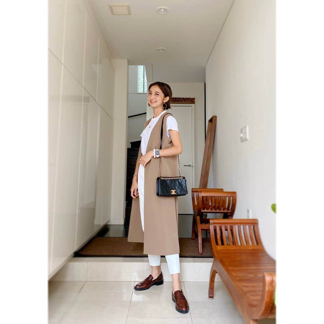 近藤夏子さんのインスタグラム写真 - (近藤夏子Instagram)「.   秋っぽく、白と茶色🤍  ジレはこの時期にぴったりですね✨  　 パンツの形が綺麗すぎて、なのに履いていて楽ちんで ヘビロテです🤍🤍 センタープレスなのできちんと見えも🙆🏻‍♀️  #私服 #かこの私服だよ 　  Tシャツ　UNIQLO パンツ　NORC ジレ　elura  靴　ZARA バッグ　CHANEL」10月9日 18時31分 - kondokako0804