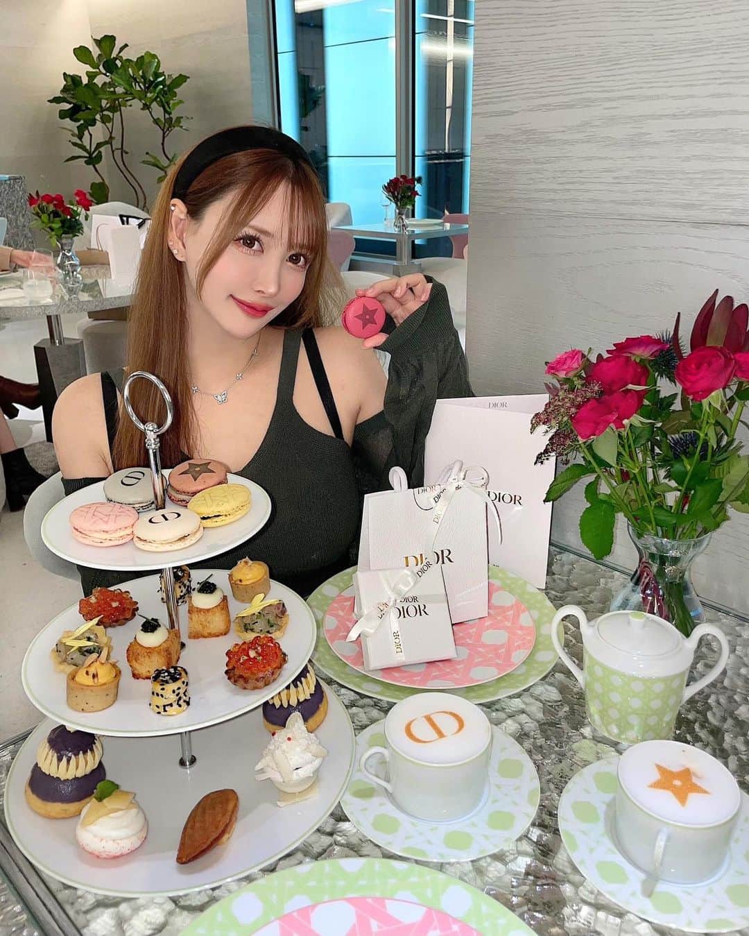 蘭子のインスタグラム：「Dior Cafe☕💭💕 . 1階でピアス買ってから上でアフタヌーンティー❤️ . 最近不眠症やらなんやら 昼活も減っちゃって お買い物すら行けてなかったから 10月は自分を大事に、人生楽しむと決めました！ . 皆は人生楽しめてる？🥺 . . . . トップス【 @emoda_official 】 . #銀座#diorcafe #銀座カフェ#ディオールカフェ#銀座スイーツ #アフタヌーンティー#アフタヌーンティー巡り#アフタヌーンティー部#東京アフタヌーンティー #カフェ活#カフェ巡り#カフェ好きな人と繋がりたい #カフェ好きな人と繋がりたい #カフェ部 #カフェ飯#カフェ活 #渋谷ランチ #ホテルランチ #カフェランチ  #原宿ランチ #表参道ランチ #東京カフェ#東京グルメ #カフェスタグラム #グルメ#グルメ好きな人と繋がりたい #グルメスタグラム #グルメ女子 #グルメ部  #グルメ巡り」