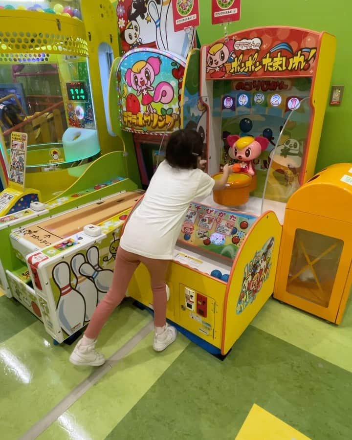 肥野竜也のインスタグラム：「⁡ こりゃいい運動だな🤣www ⁡ ⁡ #娘 #kids #girl #daughter #親バカ #ゲームセンター」