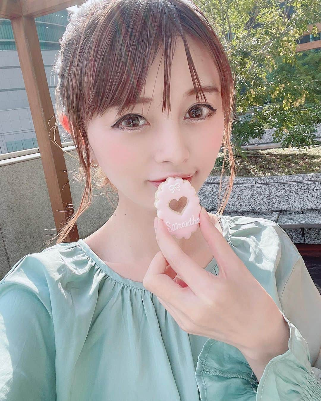 satomiさんのインスタグラム写真 - (satomiInstagram)「🚶‍♀️🍪 ・ 今日はお呼ばれしたので 手土産もってお出かけ🤍るん🤍 ・ サマンサスイーツの 新作cookie Box🍴💕 ・ 可愛くて美味しいクッキー！ これ喜ばない女子いないよ😎 ・ コーデはSAISON DE PAPILLON 🤍 さらっと一枚で着れるし今日の気候に ぴったり🤍 ・ ✼••┈┈┈┈┈••✼ 👗→（@saisondepapillon ） 楽天マラソン開催中〜10/11(月) 23:59🎽 ・ 🍪→（@samantha.global）  サマンサタバサスイーツ楽天市場店 https://www.rakuten.co.jp/samanthathavasa-sweets ・ ✼••┈┈┈┈┈••✼ ・  #SAISON DE PAPILLON  #セゾンドパピヨン  #ファッション  #秋  #ソフトエレガント  #楽天  #rakuten  #PR  #感謝の贈り物  #samanthaglobal  #samanthathavasa  #サマンサタバサ  #samanthasweets  #サマンサスイーツ  #スイーツ #sweets  #クッキー  #スカイツリー #野球女子 #マジック点灯 #東京ヤクルトスワローズ #ヤクルトスワローズ #野球女子」10月9日 19時07分 - saatoomii47