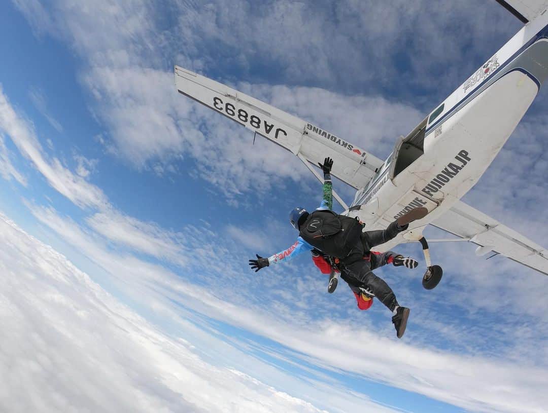 山賀琴子さんのインスタグラム写真 - (山賀琴子Instagram)「死ぬまでにやりたいことリストの一つ！  スカイダイビング飛んできた！ 3800mからのダイブは最高に楽しかった！！！」10月9日 19時01分 - kotokoyamaga
