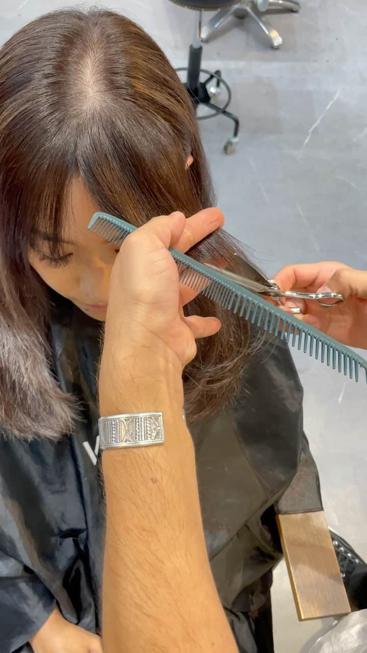 浅野宏明のインスタグラム：「やっほ👋🥴 #カット動画　久しぶりに全行程撮れたのでアップします✂️  基本的にウェットでのベースカットは アウトラインと トップのみウェイトを決めて ドライする事が多いです！ トップからアウトラインまでの繋ぎを削り過ぎると毛先に対しての厚みを無くしてしまうので　僕はアウトラインと繋げるミドルセクションは ドライカットで創る事が多い。  まぁ人によるけどね☝️😮‍💨  ある程度年齢的なところでの カットデザインは 使い分ける事で　 世代別のカットスタイルを提案出来るんじゃないですかね🤔  って事でどうぞ☝️  #カット#ドライカット#スライドカット#チョップカット#レイヤー#レイヤーカット #ロングヘア #ロングヘアー #ロングレイヤー#巻き髪#巻き髪動画#巻き髪アレンジ #ヘアアレンジ」