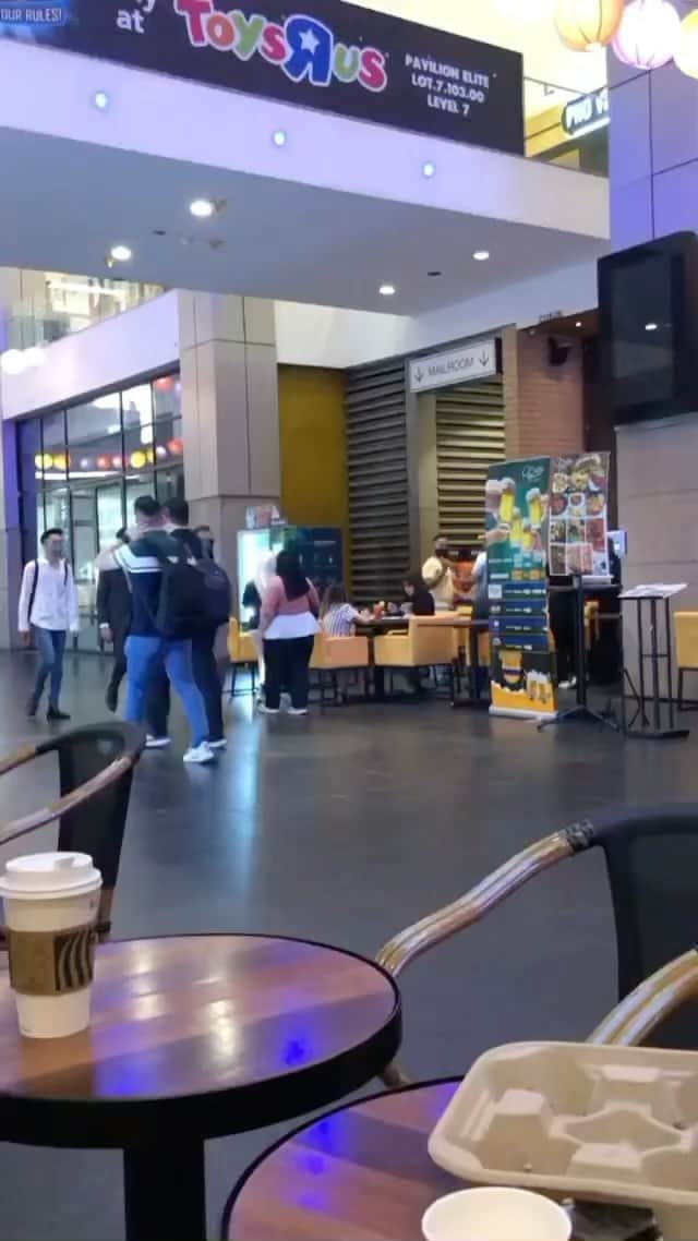のインスタグラム：「Rasa femes pulak jalan di pavilion pak arab pon kenal. Video ni dia send dari dm di ig aku @fauzi_zulkifli @asad.motawh 🙊」