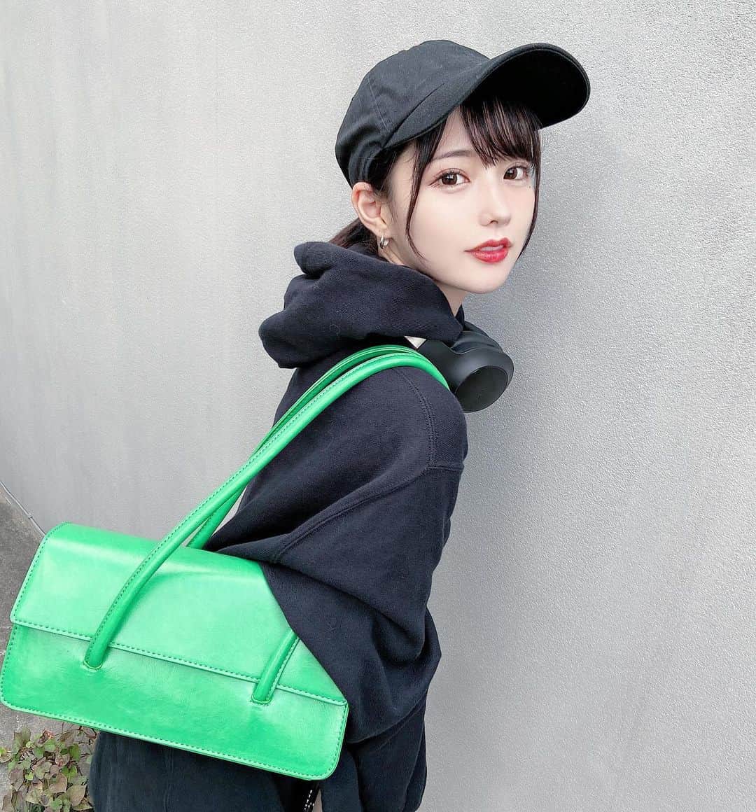 sarimaru(国木田さりまる)のインスタグラム：「横幅があるから持ち歩くのに丁度いいしデザインシンプルなのに可愛いから速攻でスタメンになりました💚🌈」
