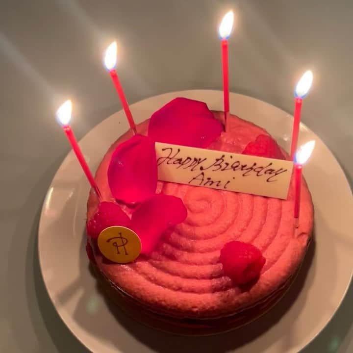 永棟安美のインスタグラム：「本日29歳になりました☺🎂🎶 ⁡ 私って29歳なんだ😟って 驚くような数の歳になりました👏！ ⁡ 30になる前の最後の1年💭 しっかり準備をする歳にしたい😌！ ⁡ 今年の誕生日には我が子が居てくれて 一緒に過ごせる事が本当に幸せです🤱♡ ⁡ 去年、28歳の誕生日の時に "もう他には何もいらないし 何も望まないのでお願いします どんなに辛いことでも耐えます どうか赤ちゃんを授かりたいです…" と心の中で何度も何度も 願った事を思い出しました☺️💭 ⁡ 生きててよかったし、 母になれて本当に良かったです。 ⁡ そう思えた28歳でした！ ⁡ 今まで我武者羅に生きてくれた私、 ありがとうね👍💕！！！ ⁡ ⁡ ⁡ そして私の母にも、 産んでくれてありがとう😌🌷 ⁡ ⁡ ⁡ お祝いしてくださった皆さんも 本当にありがとうございました🥰 とても嬉しい気持ちでいっぱいです¨̮ )/ ⁡ #happybirthdaytome」