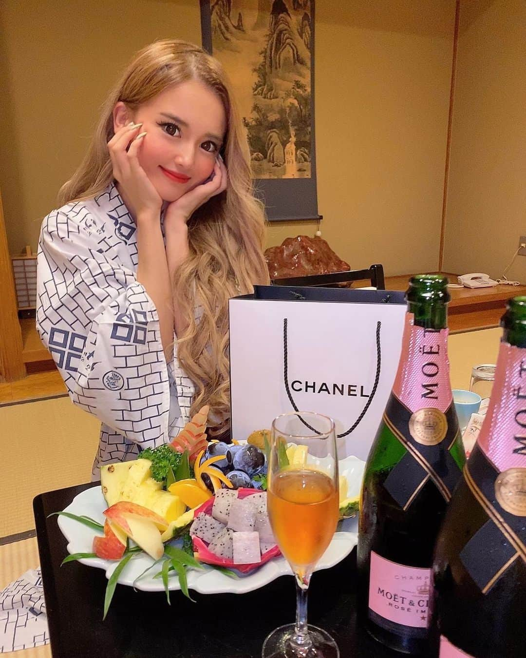 あやかさんのインスタグラム写真 - (あやかInstagram)「#🍾  わぁぁ🥺🤍  大好きな先輩お姉様が お誕生日🎂お祝い してくれたよ😍❤︎❤︎  素敵な旅館にプレゼントに 本当にありがとう❤️ . . #birthday#champagne#girlsnight  #誕生日#マイバースデー#お祝い#旅行#たびじょ#女子会 #温泉旅行 #フルーツ盛り合わせ」10月9日 19時59分 - nanan.1250