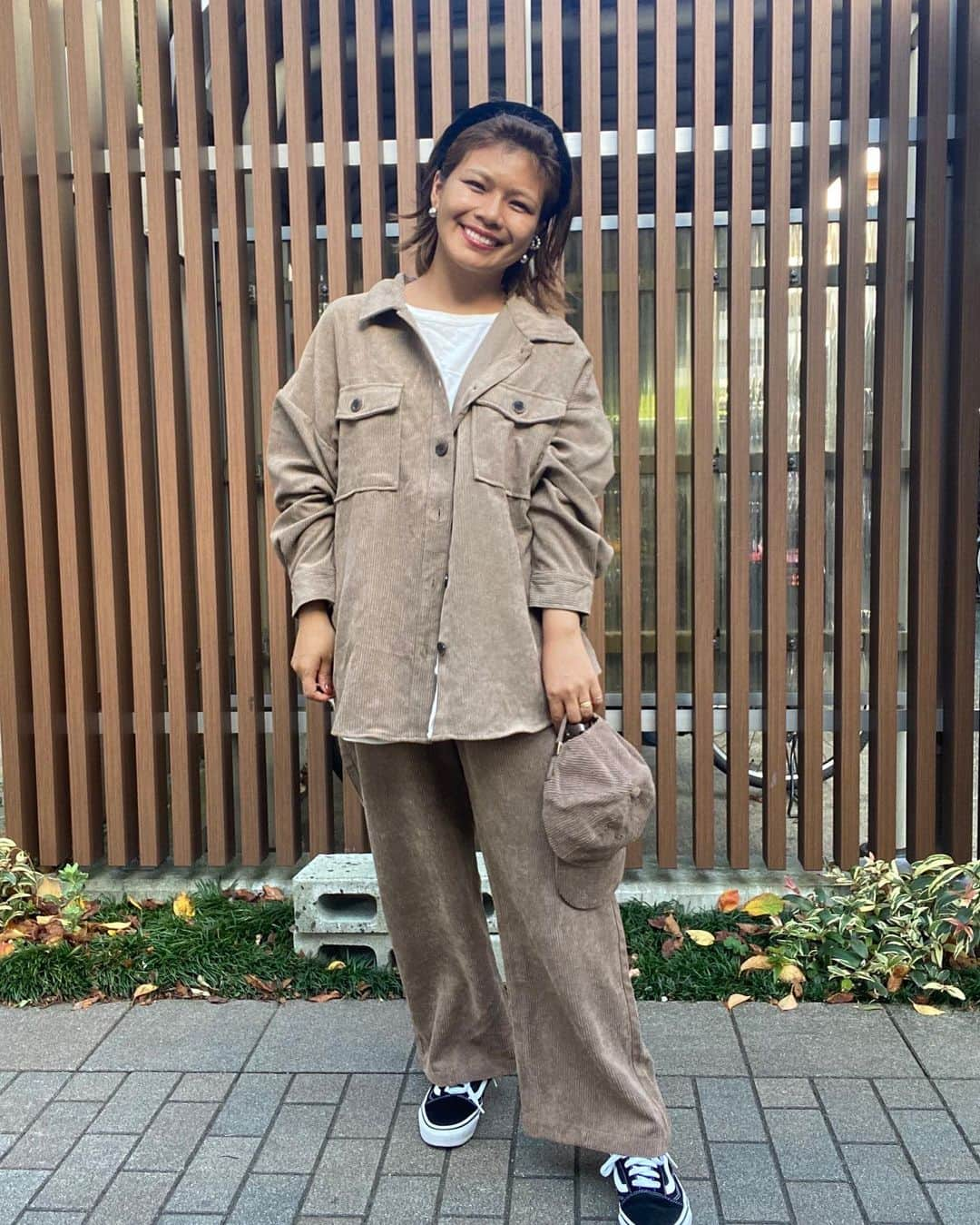 クロさんのインスタグラム写真 - (クロInstagram)「いつかのコーデ👖✨✨  @classicalelf_official の「ワイドなのに美シルエット。セットアップも楽しめるコーデュロイパンツ」⚫️円（税込） 　 秋！！コーデュロイ🌰 大好きなセットアップでございます〜🥺🙏🏽  このハイウエスト加減は、写真の通り、脚長効果が抜群でございますっ！！！ サイズ展開が豊富なのでお揃いコーデも楽しみやすいです。  キャップもセットでもかぶることできますよ〜👏🏽👏🏽👏🏽 #骨格ストレート #アラサーコーデ #アラフォーコーデ #クラシカルエルフ #classicalelf #エルフコーデ #pr #ママコーデ #クロリサコーデ #大人コーデ #大人カジュアル #シンプルコーディネート #ニットコーデ #ママコーディネート #オトナカジュアル #パンツスタイル #キレイめカジュアル #きれいめファッション #高見えコーデ ＃コーデュロイシャツ＃コーデュロイ＃秋コーデ＃秋冬ファッション＃秋冬コーデ＃秋服コーデ #クロリサコーデ」10月9日 19時52分 - kuro_risa