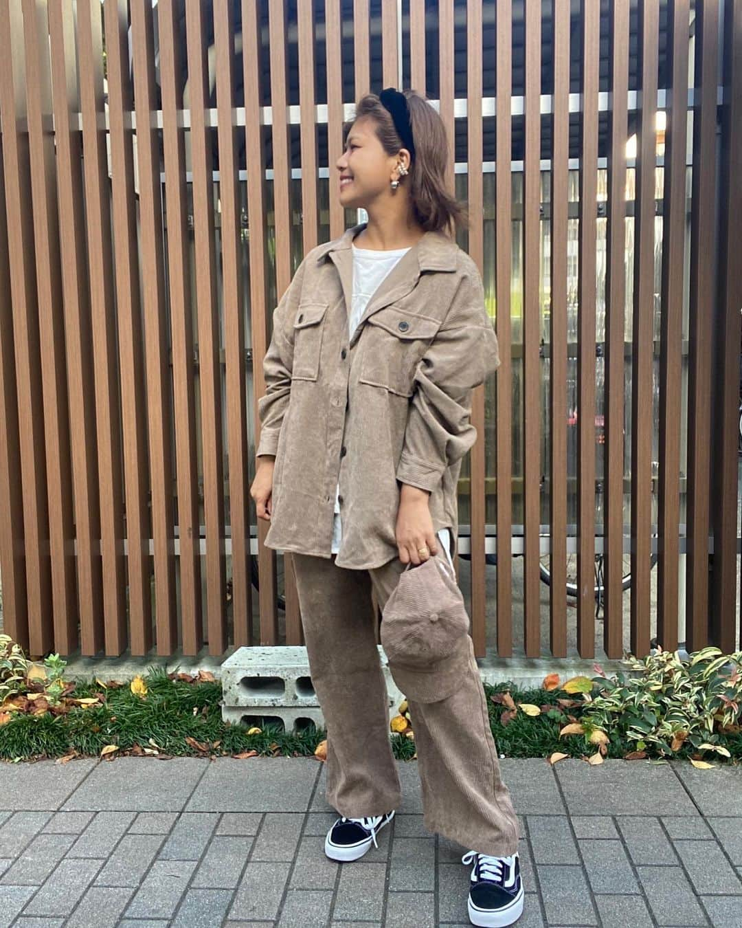 クロさんのインスタグラム写真 - (クロInstagram)「いつかのコーデ👖✨✨  @classicalelf_official の「ワイドなのに美シルエット。セットアップも楽しめるコーデュロイパンツ」⚫️円（税込） 　 秋！！コーデュロイ🌰 大好きなセットアップでございます〜🥺🙏🏽  このハイウエスト加減は、写真の通り、脚長効果が抜群でございますっ！！！ サイズ展開が豊富なのでお揃いコーデも楽しみやすいです。  キャップもセットでもかぶることできますよ〜👏🏽👏🏽👏🏽 #骨格ストレート #アラサーコーデ #アラフォーコーデ #クラシカルエルフ #classicalelf #エルフコーデ #pr #ママコーデ #クロリサコーデ #大人コーデ #大人カジュアル #シンプルコーディネート #ニットコーデ #ママコーディネート #オトナカジュアル #パンツスタイル #キレイめカジュアル #きれいめファッション #高見えコーデ ＃コーデュロイシャツ＃コーデュロイ＃秋コーデ＃秋冬ファッション＃秋冬コーデ＃秋服コーデ #クロリサコーデ」10月9日 19時52分 - kuro_risa