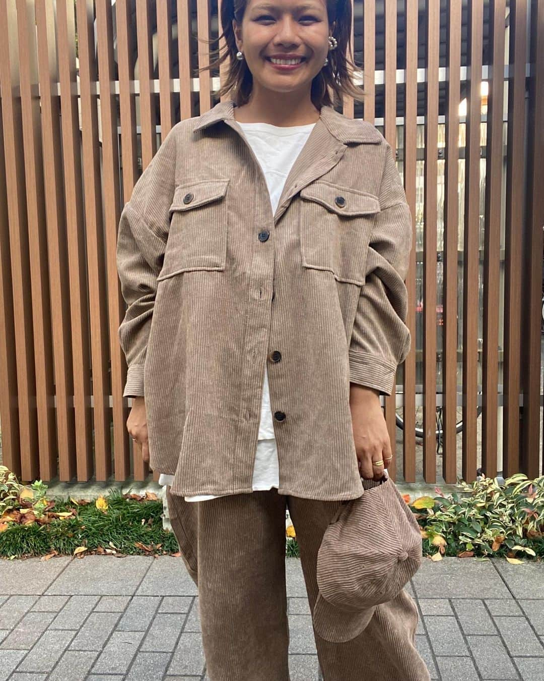 クロさんのインスタグラム写真 - (クロInstagram)「いつかのコーデ👖✨✨  @classicalelf_official の「ワイドなのに美シルエット。セットアップも楽しめるコーデュロイパンツ」⚫️円（税込） 　 秋！！コーデュロイ🌰 大好きなセットアップでございます〜🥺🙏🏽  このハイウエスト加減は、写真の通り、脚長効果が抜群でございますっ！！！ サイズ展開が豊富なのでお揃いコーデも楽しみやすいです。  キャップもセットでもかぶることできますよ〜👏🏽👏🏽👏🏽 #骨格ストレート #アラサーコーデ #アラフォーコーデ #クラシカルエルフ #classicalelf #エルフコーデ #pr #ママコーデ #クロリサコーデ #大人コーデ #大人カジュアル #シンプルコーディネート #ニットコーデ #ママコーディネート #オトナカジュアル #パンツスタイル #キレイめカジュアル #きれいめファッション #高見えコーデ ＃コーデュロイシャツ＃コーデュロイ＃秋コーデ＃秋冬ファッション＃秋冬コーデ＃秋服コーデ #クロリサコーデ」10月9日 19時52分 - kuro_risa