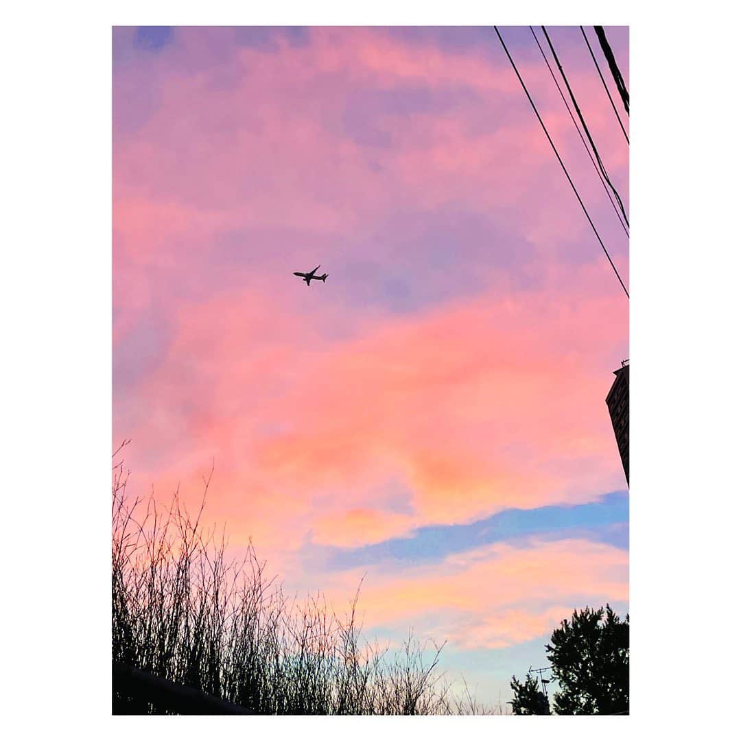 長野美郷さんのインスタグラム写真 - (長野美郷Instagram)「夕暮れのそら、 ピンクいろ🌆  飛行機乗りたいなぁ✈︎  #夕暮れ #空 #いい瞬間撮れました ！！」10月9日 19時53分 - misato_nagano_1127