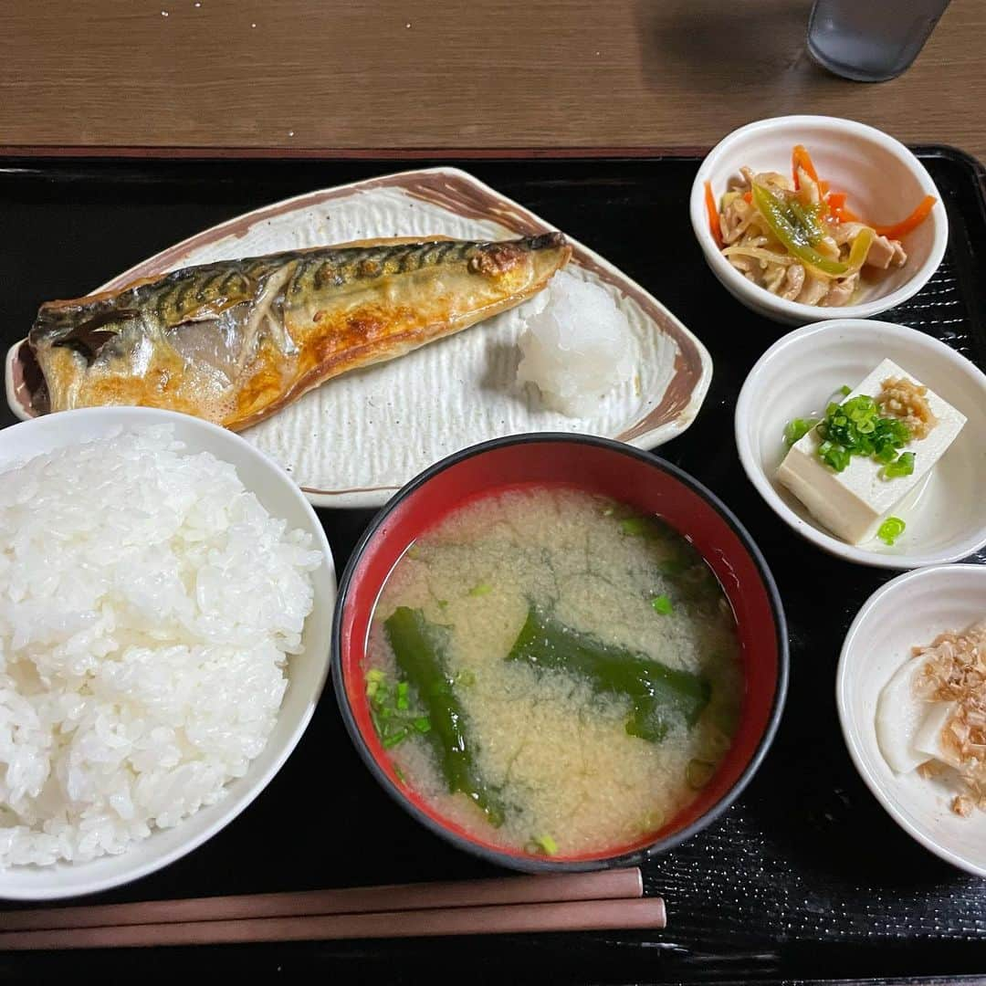 明賀愛貴さんのインスタグラム写真 - (明賀愛貴Instagram)「すんごい静岡堪能した🍵  #静岡 #沼津 #沼津ラクーンよしもと劇場  #山正 #にぎり #しきじ #サウナ #焼き魚定食 #さば」10月9日 20時05分 - myoga_aiki