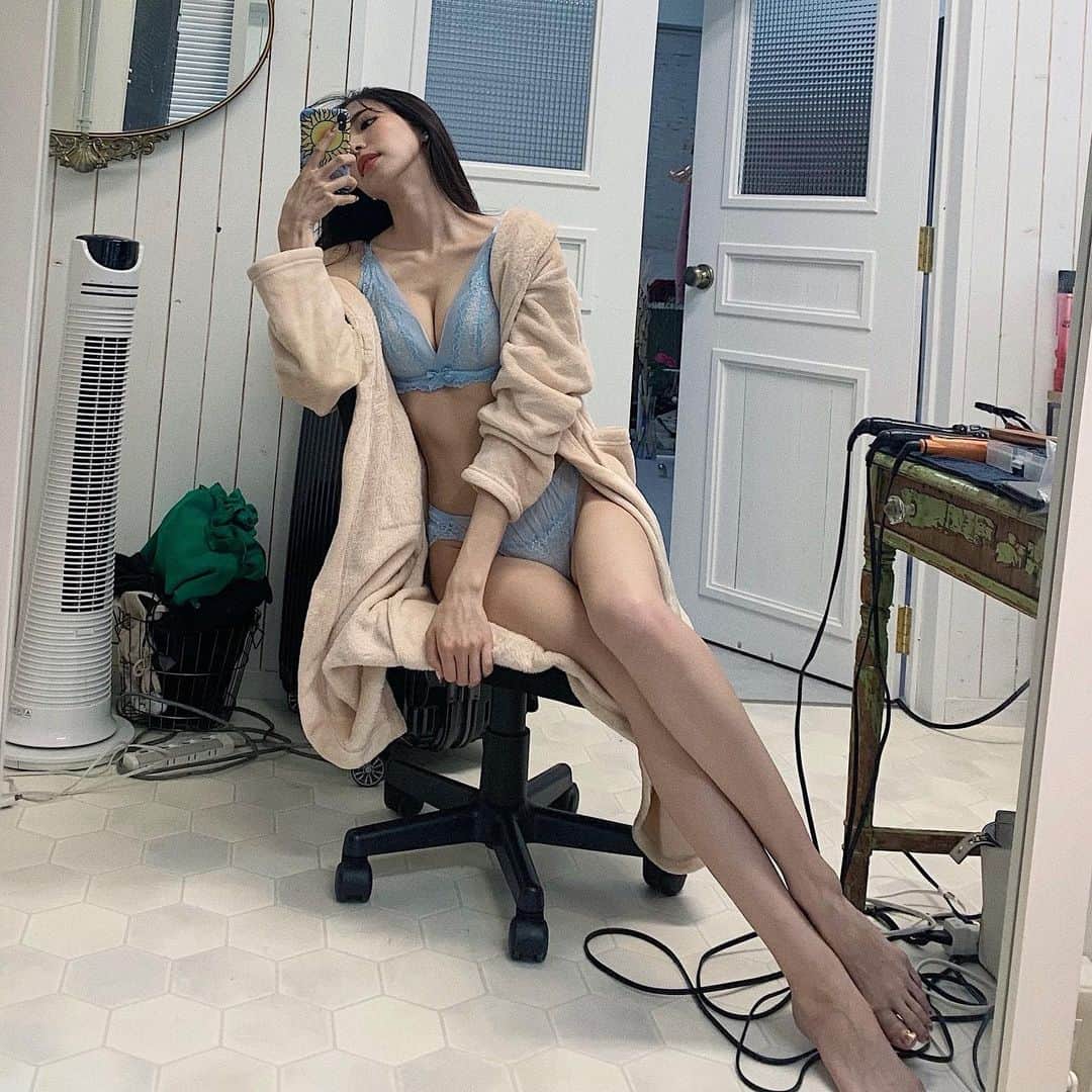 藤田麻里のインスタグラム：「Level 26🎉  9/29にお誕生日を迎えました🎂 26歳もちゃんと健康に生きる！が目標です。 大好きなお仕事も11年目を迎えるので より一層頑張らないとな！と🥰💪  やりたいことは全部やる！ 大好きで囲まれた一年にする♡  写真は撮影のオフショット📸♥️」