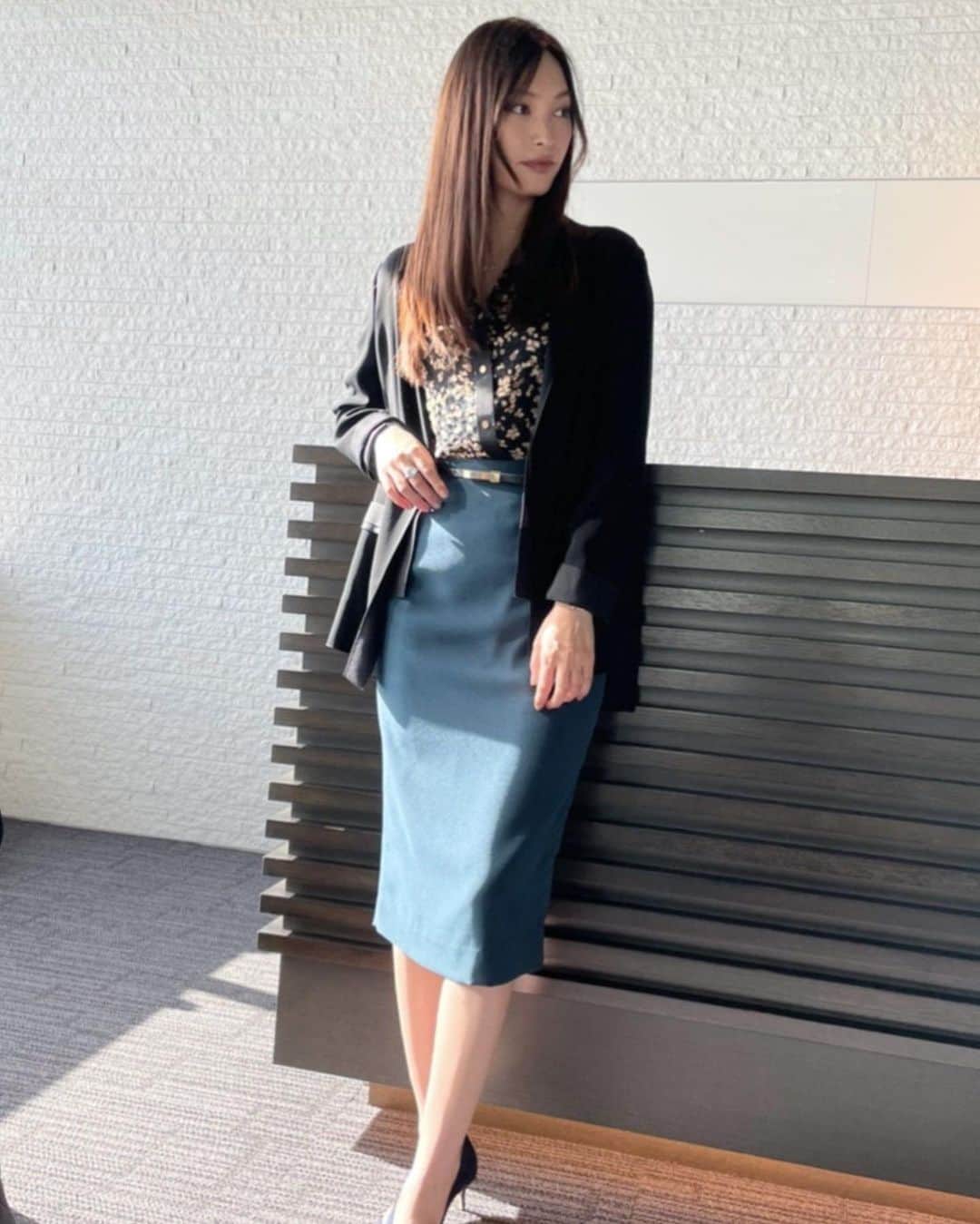 大政絢のインスタグラム：「正義の天秤第3話⚖️  桐生のファッションをお届けいたします！毎回スカートなんですがピリッと辛めに見えるコーディネート！ メイクは初めて自分でメイクしています💄毎回大丈夫かな？とドキドキしながらメイクしていました😂今度ストーリーに使っていたメイク道具あげますね〜！  ということで、今日もよろしくお願いします！⚖️  #正義の天秤」