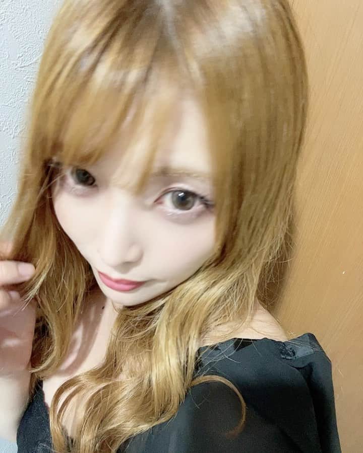 新村あかりのインスタグラム：「髪の毛メンテしていただきました👌✨ @r.y.o.okb  いつもありがとうございます🥺 ブリーチ無しでめっちゃ綺麗にしてくれますぞ〜✨ 可愛くしてくれるのでみなさん是非行ってみてください！  @capsule_hair_make」