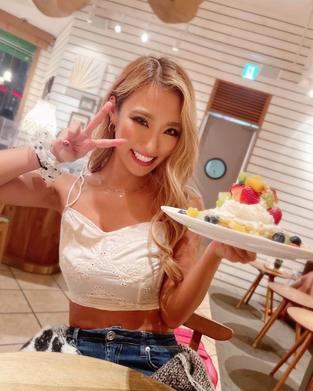 HIKARUさんのインスタグラム写真 - (HIKARUInstagram)「１日の締めにパンケーキ🌺 幸せ〜😍 ストーリーで質問したやつ 今日出来なかったからスクショして 後日答えます🥲❤️ たくさんありがとおおお❤️ #ギャル　#日焼け #黒肌　#日サロ　#グラビア　#水着  #金髪 #撮影　#プラチナムプロダクション  #メイク　#レースクイーン　#ラウンドガール　#RISE」10月9日 20時54分 - hikaru__0211