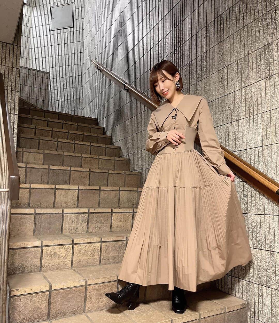 岩佐美咲のインスタグラム：「一生襟のでかい服を着ていきたいです。　　　　　　　　　　　　　　　　　　 　　　　　　　　　　　　　　　　　　　　 #フレイアイディー #スナイデル #ウサギオンライン #ワンピース #ワンピ #ブーツ #レースアップブーツ #ベージュコーデ #ベージュ #ボブ #ミニボブ #ショートヘア #コーデ #私服 #ファッション #秋服 #frayid #ootd #fashion #onepiece #snidel」