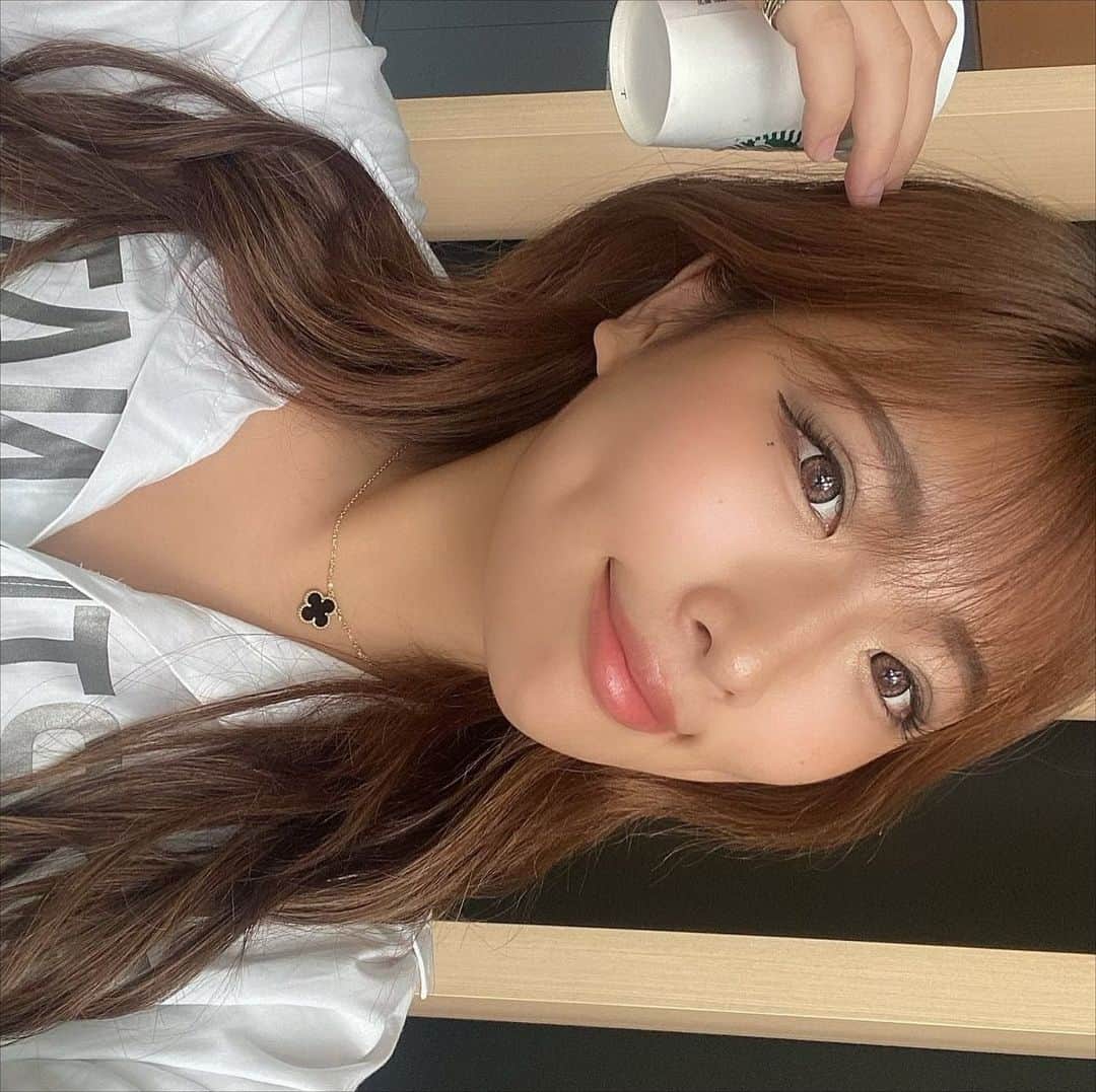  りさぶーのインスタグラム：「☕️🤍 #スタバ案件ください #カフェイン中毒者と繋がりたい」