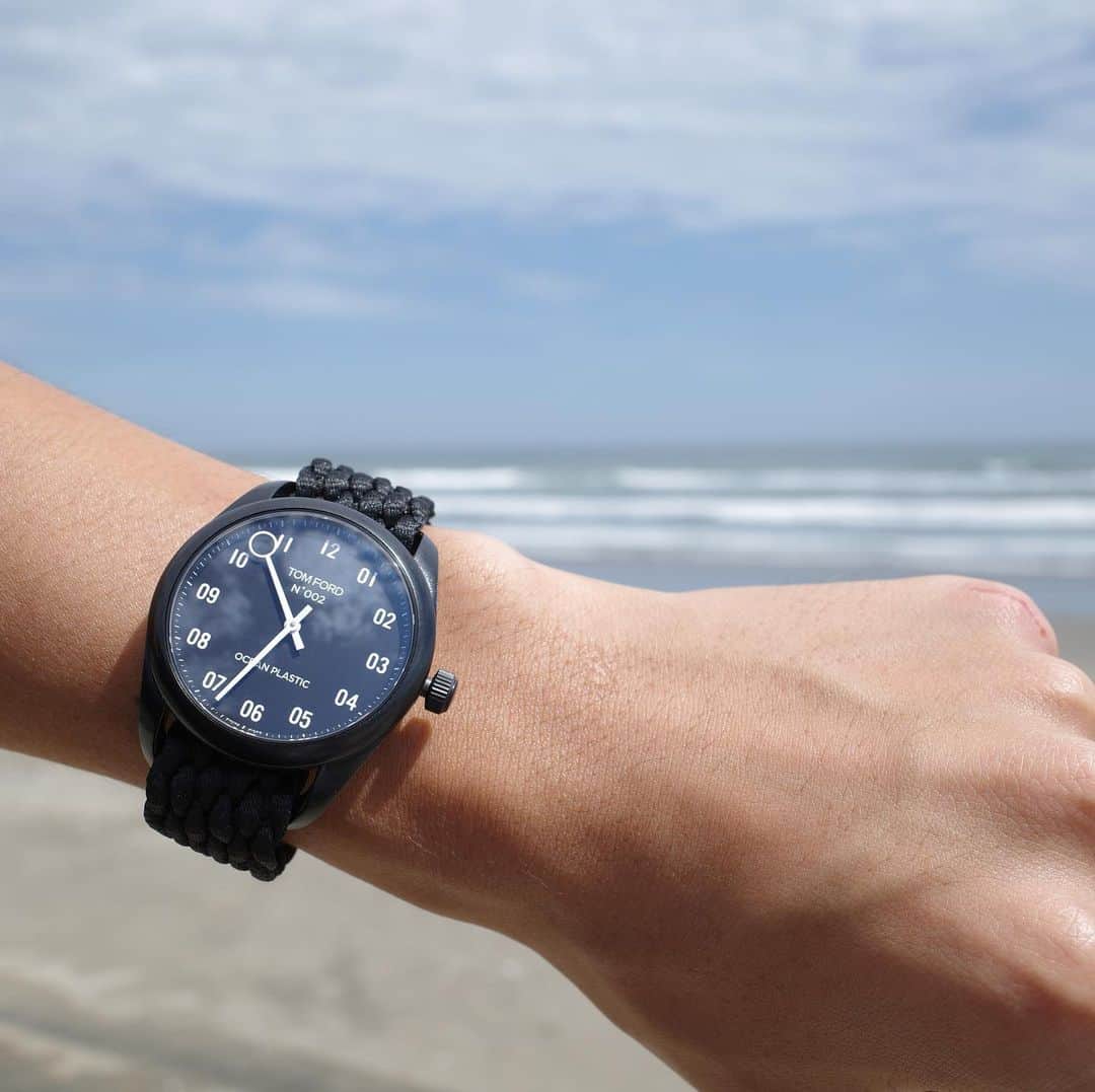 三竿健斗さんのインスタグラム写真 - (三竿健斗Instagram)「⌚️♻️🌊😎✌️ ⁡ 地球環境を守る時計。 ⁡ 現在、年間推定800万トン以上の プラスチック廃棄物が海に流出しているらしく、この時計を1点購入するごとに、 ペットボトル35本分相当が永久的に除去されることになるそう。 ⁡ 時計からケースまで全て回収された海洋プラスチックのみを原料として使用。 ⁡ デザインのみならず、作られた物語に 大きく心を惹かれた新しい相棒です⌚️ ⁡ #tomford#oceanplastic」10月9日 21時12分 - kento_misao