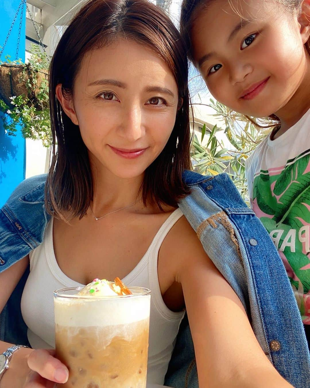 河中あいのインスタグラム：「天気も良くて美味しいラテをテラス席で♡ なんて最高な週末でしょう☺️ 明日は欲しい本があるので本屋さんに行ってスローに過ごそう♡ #週末#キャラメルラテ #幸せ @turfstyle_lab」