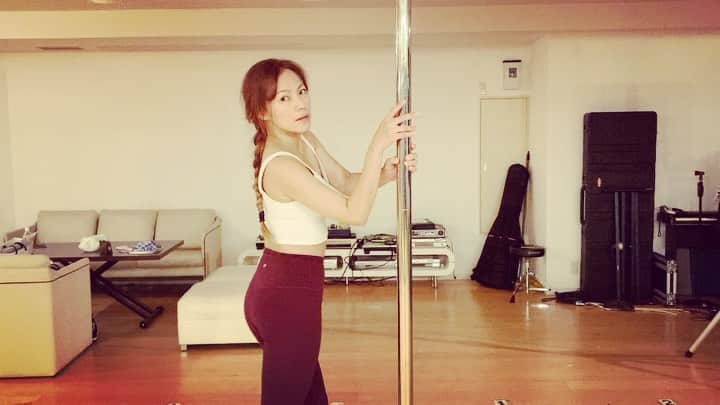のインスタグラム：「Today's♡ #MAXLINA #poledance #成長記録 chreo @curlybaby_lilika  Thanx.」