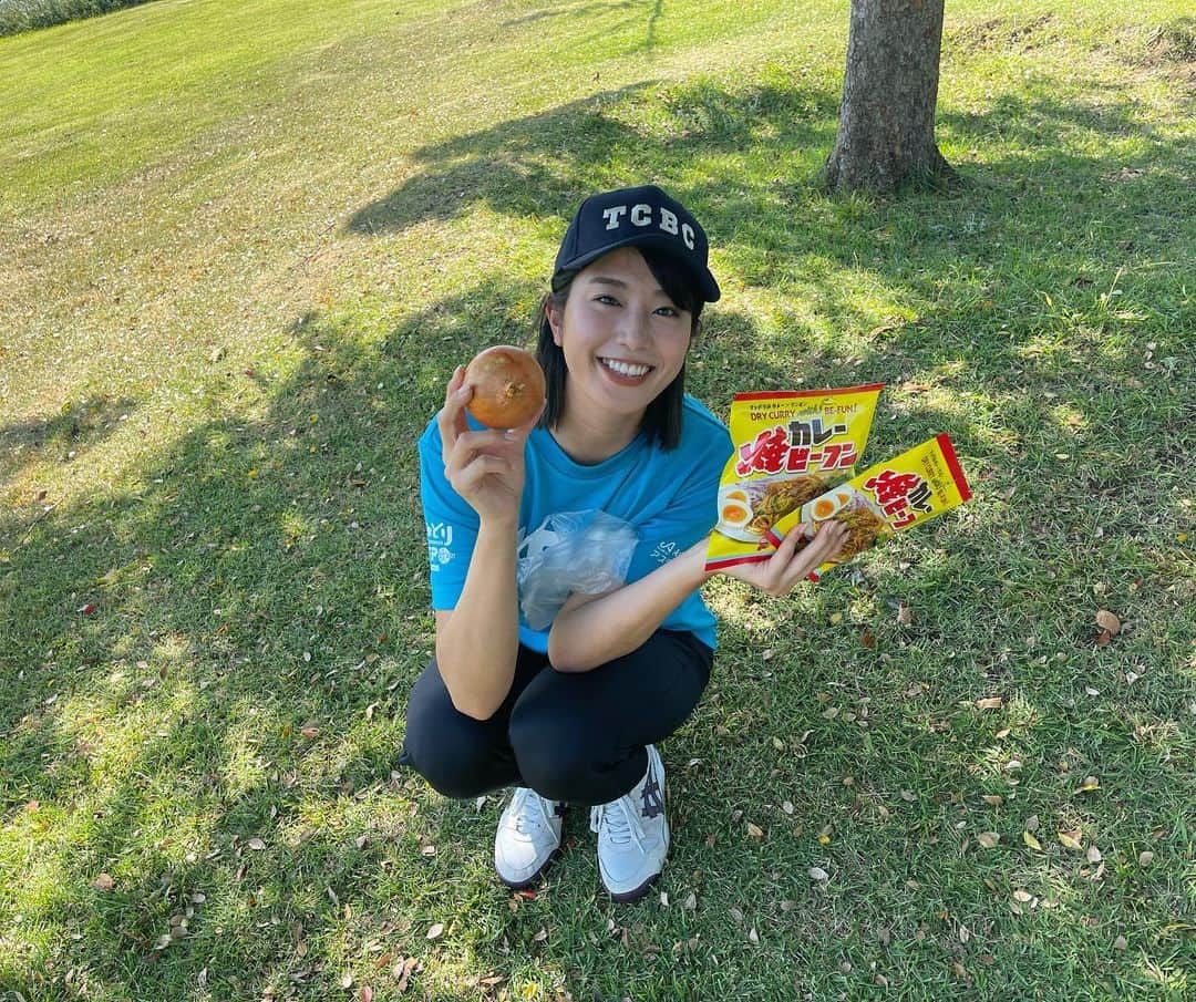 稲村亜美さんのインスタグラム写真 - (稲村亜美Instagram)「今日は約2年ぶりに開催された TOKYO CATCH BALL CLUB 2021 in AWAJI でした！！！ 開催できるか参加するのかも直前までわからなかったですが、なんとか無事に終わることができました🙏 感染対策の決まりをしっかりと決めてくださり、参加してくれた皆さんもきちんと守ってくれて本当にありがとうございました😊 また何も気にせずにキャッチボールが楽しめる世の中になれば嬉しいなと思います！ 淡路島は暑かったので久しぶりにいい汗描きました🙆‍♂️ またお会いしましょう！！  #TOKYOCATCHBALLCLUB 玉ねぎとカレー焼ビーフンと💓💓」10月9日 22時24分 - inamura_ami