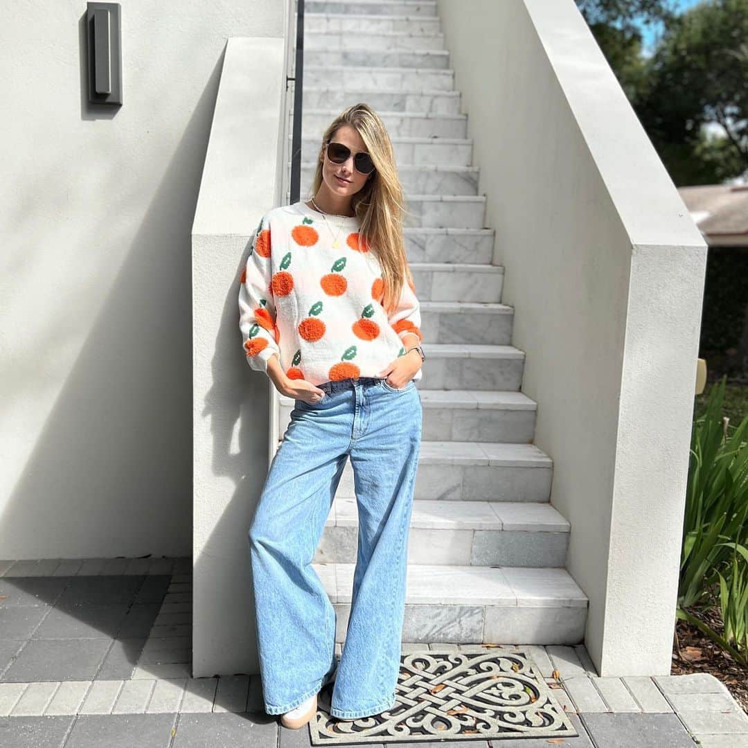 ステファニア・フェルナンデスのインスタグラム：「Domingo de invierno en la florida 🍊🧡   Como cambian las cosas chico ya hasta color le pongo al invierno 😁( los que me conocen saben que prefiero el negro, beige, marrón y blanco)  Y claro mis pantalones anchísimos que me dicen que parecen de zanqueros pero los amooo. Me encanta vestirme con tallas  Grandes 🙂🧡  Feliz domingoo!!!」