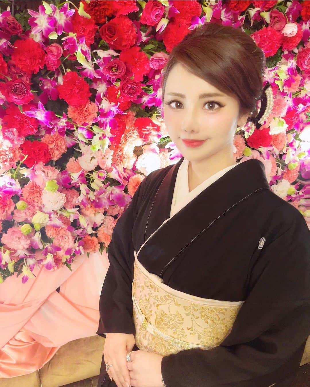 彩花ゆいのインスタグラム：「ミラジュールオープンから約2ヶ月🎊 沢山のお客様のご来店、そして求人へのご応募、誠に有難うございます✨ ママそして社長となり一ホステスだった頃から比べると公私共に体感150倍位忙しくなりました🥸ですがそんな今、店の女の子と黒服さんたちが可愛くて仕方ないです🥲✨成長した分お客様への感謝の気持ちも更に増しました💕久しぶりに5年前の自分のLINE見たら、死ぬほど尖ってましたもん。人って変わるよねー。  敢えて控えておりました、Instagramと YouTubeも今後少しづつ更新していきます💕  @clubmirazur  @mirazur_recruit   家紋入り留袖は 本加賀友禅、龍村の帯です👘 着物の雅さんで仕立てて頂きました  仕立てて貰ったお着物のしつけ糸は自分で外さず お客様に取って頂くのが縁起がいいという 秘密のジンクス♡ 折角の人生初留袖なので 上記に習っております事をご理解下さい  #銀座 #銀座ママ #彩花ゆい #clubmirazur #クラブミラジュール #並木通り #ジンクス #open #和装 #和装ヘア #kimono #留袖 #本加賀友禅 #龍村美術織物 #」