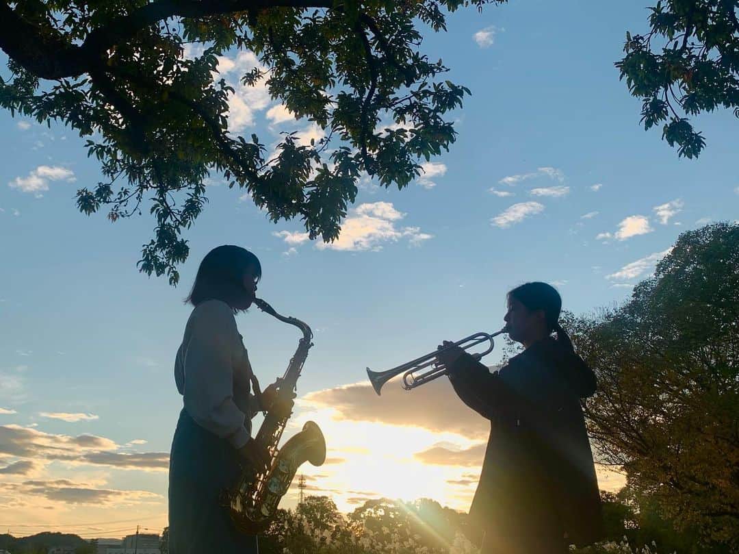 shin_goのインスタグラム：「2378 2021.11.7sun アオハルだよ  #trumpet #吹奏楽部 #イマソラ #silhouette #silhouettephotography」