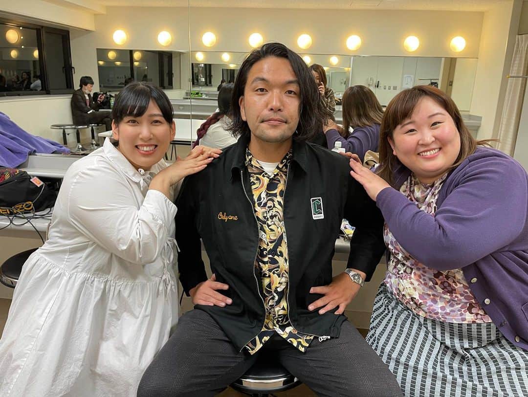 盛山晋太郎のインスタグラム：「俺3時のヒロインのまきちゃんに似てるから、公式マークつくかなぁ？  #撮影はまきちゃん #奥リリー」