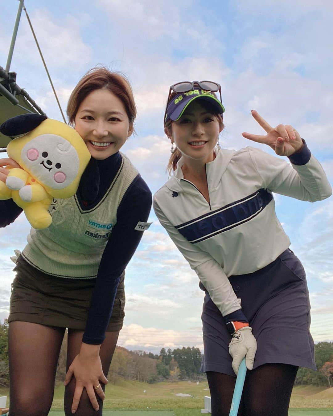 青木茉里奈のインスタグラム：「⛳️🍂 ラウンド後に美帆さんと練習🙌🏻✨終わった後のこの練習の時間、本当に好き。 2枚目は、今日のプロアマのメンバー✨可愛くてかっこいいメンバーに囲まれて幸せ🧡 _ _ _ _ _ _ _ _ _ _ _ _ _ _ _ _ _ _ _ _ _ _ _ _ _ _ _ _ #golf #training #andperse #ecco #eyevol」