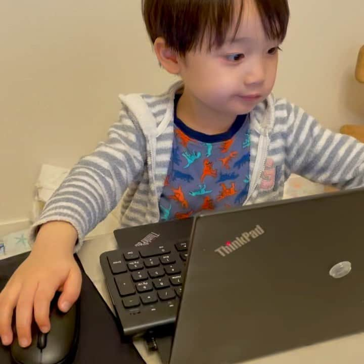 石塚錬のインスタグラム：「. 👦💬「IT ボーイ💻❗️」 #パパのマネしてそれっぽいけど…笑 #やっぱりまだボクには早いや🔜🤷‍♂️ . 👦💬「IT BOY💻❗️」 #Ren tried to imitate my dad😽 #After all it is still early for me🔜🤷‍♂️ . #パソコン #PC #マウス #キーボード #thinkpad #laptop #mouse #computer #keyboard #노트북　#마우스 #คอมพิวเตอร์ #แล็ปท็อป #หนู #komputer #计算机 #笔记本电脑 #石塚錬 #成長日記 #ishizukaren #renishizuka #이시즈카렌」