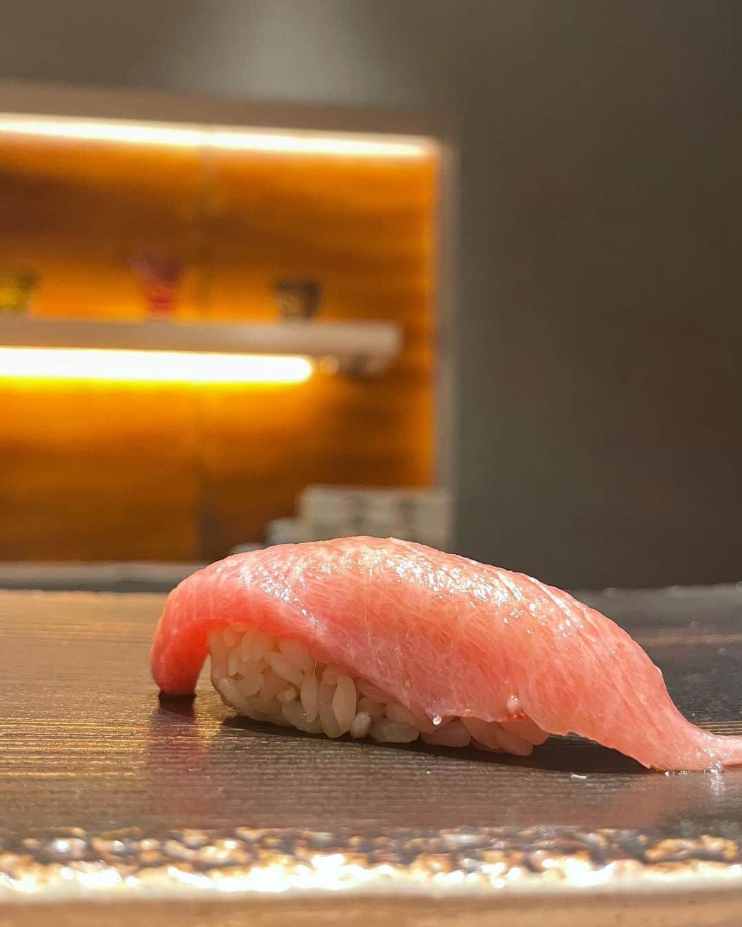 増田良さんのインスタグラム写真 - (増田良Instagram)「@sushi_matsumoto_shibuya  ミシュランガイドで、２年連続一つ星を獲得したお店がプロデュースする鮨屋が渋谷にオープン！本格的な江戸前寿司が味わえながら、斬新な挑戦もしているのが「渋谷 鮨 まつもと」🍣  今回は、【世界初】の糖質50%オフのシャリを使用した、低糖質握りコースにしてみました！！最近は、日本酒やビールを頻繁に飲むので、ちょっとした健康意識です😂低糖質とは思えないほど美味しくいただけました😊 #渋谷鮨まつもと  #渋谷グルメ #東京鮨屋巡り」11月7日 19時24分 - ryomasudagram