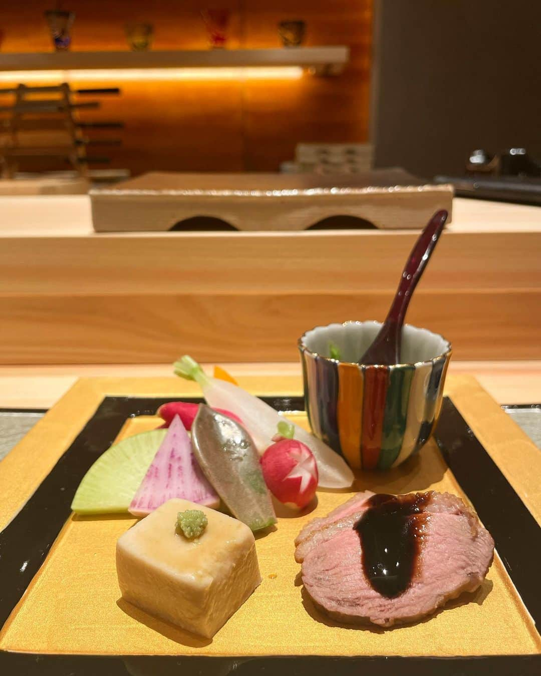 増田良さんのインスタグラム写真 - (増田良Instagram)「@sushi_matsumoto_shibuya  ミシュランガイドで、２年連続一つ星を獲得したお店がプロデュースする鮨屋が渋谷にオープン！本格的な江戸前寿司が味わえながら、斬新な挑戦もしているのが「渋谷 鮨 まつもと」🍣  今回は、【世界初】の糖質50%オフのシャリを使用した、低糖質握りコースにしてみました！！最近は、日本酒やビールを頻繁に飲むので、ちょっとした健康意識です😂低糖質とは思えないほど美味しくいただけました😊 #渋谷鮨まつもと  #渋谷グルメ #東京鮨屋巡り」11月7日 19時24分 - ryomasudagram