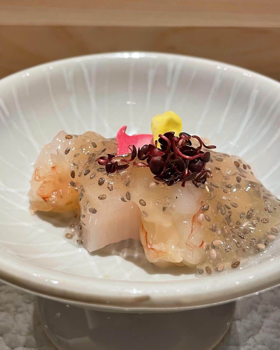 増田良さんのインスタグラム写真 - (増田良Instagram)「@sushi_matsumoto_shibuya  ミシュランガイドで、２年連続一つ星を獲得したお店がプロデュースする鮨屋が渋谷にオープン！本格的な江戸前寿司が味わえながら、斬新な挑戦もしているのが「渋谷 鮨 まつもと」🍣  今回は、【世界初】の糖質50%オフのシャリを使用した、低糖質握りコースにしてみました！！最近は、日本酒やビールを頻繁に飲むので、ちょっとした健康意識です😂低糖質とは思えないほど美味しくいただけました😊 #渋谷鮨まつもと  #渋谷グルメ #東京鮨屋巡り」11月7日 19時24分 - ryomasudagram