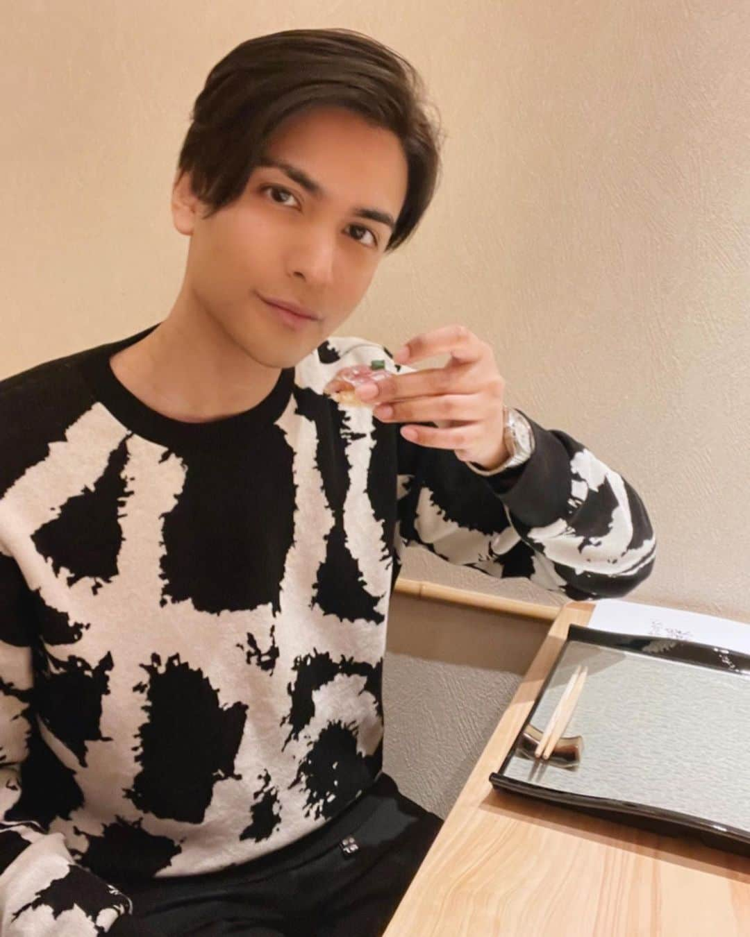 増田良さんのインスタグラム写真 - (増田良Instagram)「@sushi_matsumoto_shibuya  ミシュランガイドで、２年連続一つ星を獲得したお店がプロデュースする鮨屋が渋谷にオープン！本格的な江戸前寿司が味わえながら、斬新な挑戦もしているのが「渋谷 鮨 まつもと」🍣  今回は、【世界初】の糖質50%オフのシャリを使用した、低糖質握りコースにしてみました！！最近は、日本酒やビールを頻繁に飲むので、ちょっとした健康意識です😂低糖質とは思えないほど美味しくいただけました😊 #渋谷鮨まつもと  #渋谷グルメ #東京鮨屋巡り」11月7日 19時24分 - ryomasudagram