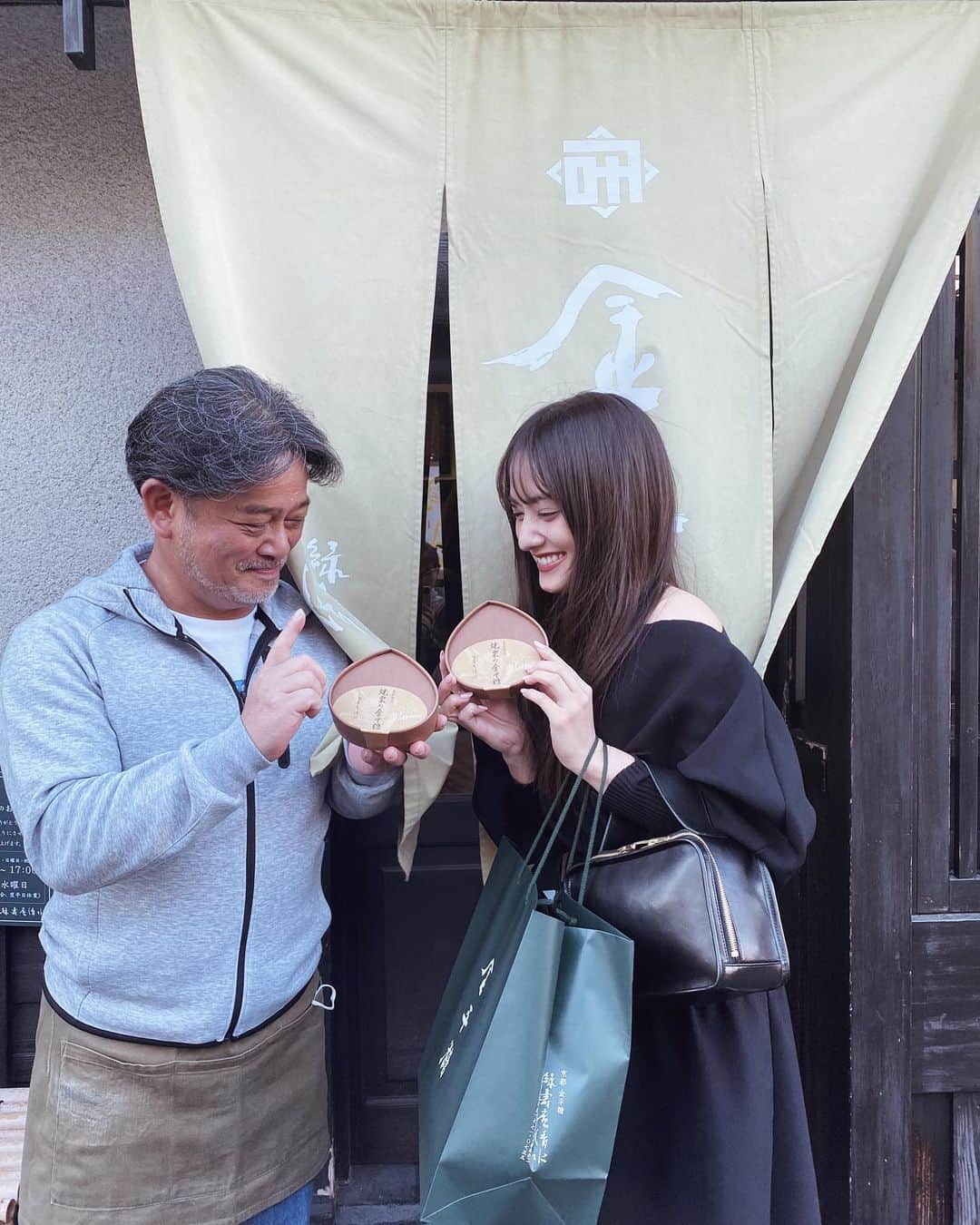 谷まりあさんのインスタグラム写真 - (谷まりあInstagram)「日曜日なのでゆったり京都での美味しい思い出🤤 お土産で頂いた時からファンだった緑樹庵清水本店にて、清水さんに直接今一番のおすすめを教えてもらい、栗味の金平糖を買いました🌰✨✨ 季節ごとに金平糖の味が変わるので毎回京都に行くたびに楽しみです　栗味の金平糖帰ってすぐに無くなりました🤣🤤 作ってる方に会えるとさらに美味しく感じますね✨清水さんおおきに🥺  矢尾治さんの精進料理も頂きました　食べることについての学びと感謝を感じました🙏🏼大人の修学旅行は学生の時より一つ一つ感じ方が深い気がして面白いですね🙏🏼☺️次はどの地域にお邪魔しようかな〜。。🍁  宿泊先の二条城別邸でのお食事も京都で日本一周の食べ物を頂けるほどさまざま地域のお料理が出てきて幸せ過ぎてまた絶対行きたい場所になりました🥺✨✨  みなさん行きたい場所ありますかー？🥰  また明日から1週間頑張ろう〜！💓」11月7日 19時22分 - mariaaaa728
