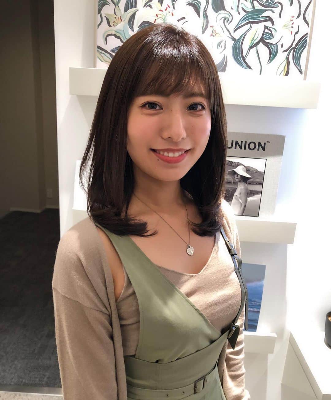 のインスタグラム：「✂︎ . 髪切って ベージュに髪染めました💚 サラサラになったし色も好み🥰 似合わせカットもさすがでした👏 . #表参道 #kelly #齋藤純也 さん . tops&skirt: @snidel_official」