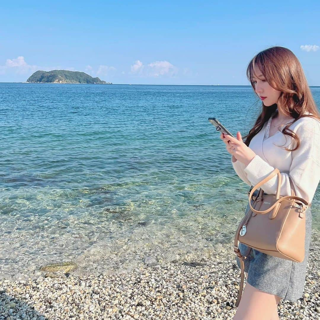 Moeka Takamatsuのインスタグラム：「天気よすぎた🏖🐠☀️ . . . . . #海#ランチ#大分グルメ#コーデ#ファッション#コーディネート#デートコーデ#カジュアルコーデ#低身長コーデ#プチプラコーデ#グレイル#ロングヘア#ヘアスタイル#ヘアメイク#サロンモデル#被写体#海鮮丼 #lunch#date#fashion#ootd#grl#style#hairstyle#makeup#selfie#selca#followme#instagood#like4like」