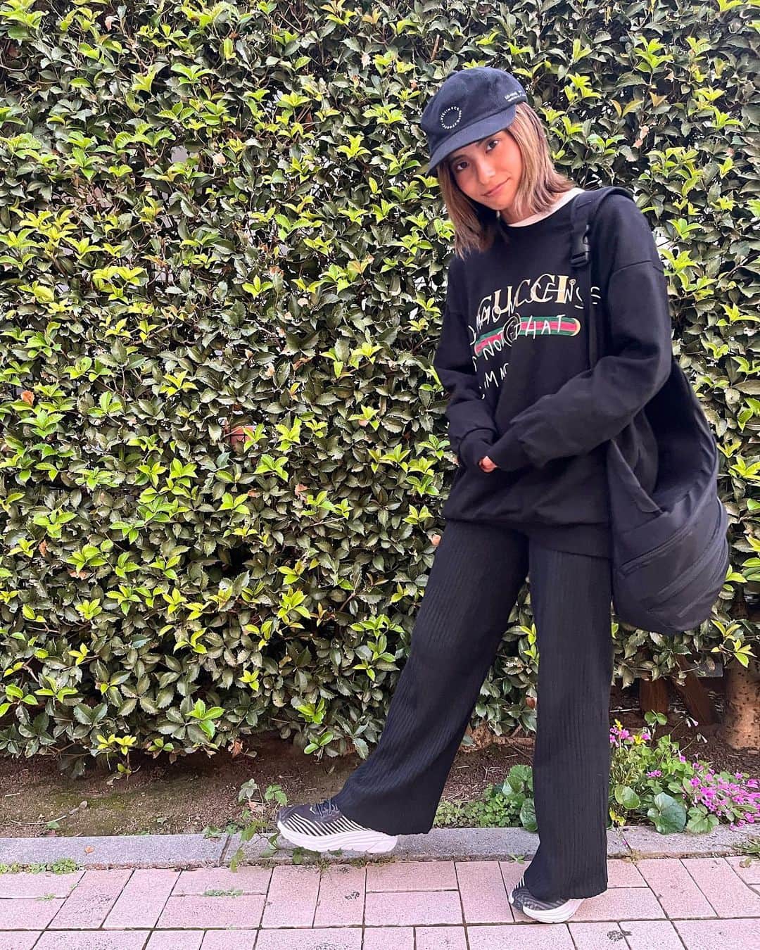 佐野千晃のインスタグラム：「⁡ 下にスポブラとタイツを着てて脱いだらすぐ走れる格好なんだけど、そう思わせない服装が好き🤤 ⁡ スポーティーだけどおしゃれもしたい💅 ⁡ スニーカー？シューズ？でバレるかwww ⁡ #run #running #marathon #フルマラソン #マラソン #マラソン女子 #人生自由自在 #走る女子 #ファッション #ウェア #楽しく走る #ランニング #ジョギング #おしゃれ #したい #なりたい」