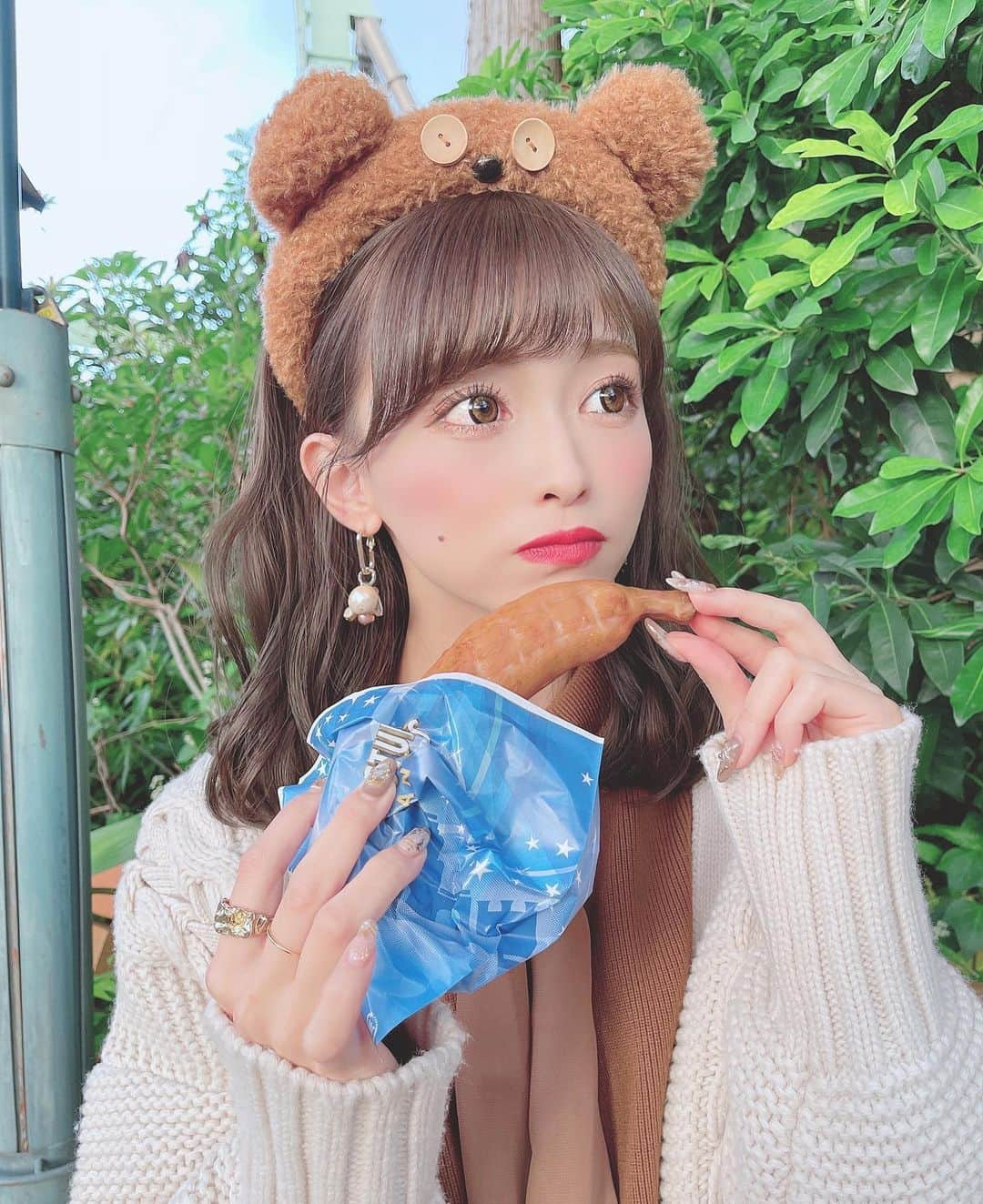 りなてぃさんのインスタグラム写真 - (りなてぃInstagram)「⁡ ⁡ ⁡ ⁡ ユニバ行ったら食べてほしいもの🍪♥️ （こんな投稿する予定なくて写真なくてほんとにごめん、←） ⁡ 1位🥇〻 サメのエジキ🦈（マリオの近くにあるよ！） チュロス並んでたら、りなつんすきそうだったから〜！って 👨🏻が買ってきてくれて、この日初めて食べたんだけど めーーーちゃくちゃ美味しかったの！！！ ⁡ 今までターキーレッグもすきでよく食べてたんだけど もう完全にわたしはサメのエジキ派🤤 ⁡ 骨付きソーセージでほんとにジューシーで なにより食べやすい♡ 帰り際どうしてももう１回食べたくてリピート🤤 ⁡ これ食べてみてほしぃいいーー！を ⁡ ⁡ 2位🥈〻 ルイズ N.Y. ピザパーラーのピザ🍕 わたしはマルゲリータかペパロニがすき♡ ポテトも美味しくて🍟いつもセットにするよ！ あとここのシーフードマリネも めちゃくちゃ美味しい！！ ⁡ ⁡ 3位🥉〻 チュリトス 普通のチュリトスか、期間限で出てるのが 美味しそうだったらそっち買うことが多いかな♡ チュリトスはもうずっとだいすきで、 見つけたら食べずに帰れない← ⁡ ⁡ 4位🏅〻 メルズドライブインのハンバーガー🍔 ピザとどっち食べるかよく迷うハンバーガー！ 店内も海外っぽくて可愛くてすき♡ ⁡ 5位🏅〻 三本の箒のアイスクリーム🍨（チョコレート） （ハリーポッターエリア内） シンプルなチョコアイスなんだけど、 ここのチョコアイスすごい美味しくてすきで 休憩がてらいつも行く😮‍💨♡ ⁡ あとここのお店は入ると こんな広いとこあったの？テラスもあるの？？って 結構びっくりした😳 ⁡ ハリーポッターの原作では ダイアゴン横丁のお店に出てくるアイスみたい😳 ⁡ ⁡ ランキング入ってないものでも すきなのいっぱいでめっちゃ食べてるけど🙊 気になるものあったら ぜひユニバ行った時食べてみてね☺️♡ ⁡ ⁡ #カラコン #ootd #outfit #coordinate #fashion #コスメ好き  #自まつ毛メイク #りなてぃー #rinatea ⁡ ⁡」11月7日 19時45分 - rinatea_25