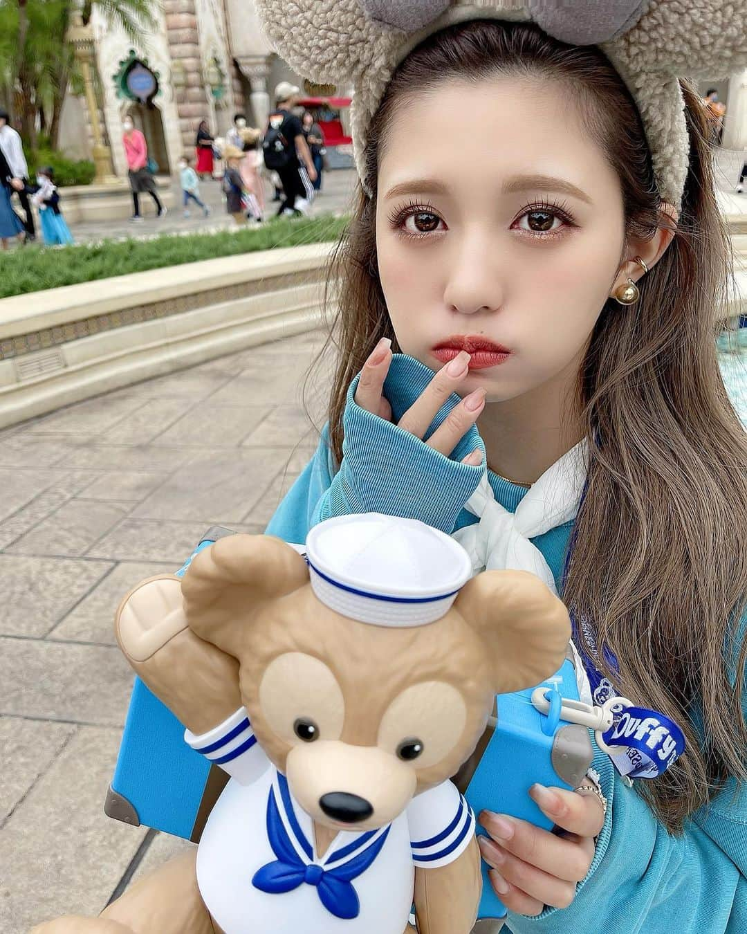 伊藤実祐さんのインスタグラム写真 - (伊藤実祐Instagram)「Disney sea . 🐳 ♡♪✳︎ タイミング失って載せ忘れてたやつ🤳 ⁡ 2枚目別に怒ってる訳じゃないよ？笑 ⁡ 抹茶ホワイトチョコ味🍿が意外にも美味しくて 頬張ってたら、ぼーちゃんになってた。🐷w ⁡ ⁡ ⁡ この日、餃子ドック閉まってて泣いた。🥲 めっちゃ美味しいよな？🥟🥟🥟 ⁡ ⁡ ⁡ #Disney #disneysea #disneyland #ディズニーシー #ディズニーランド #ディズニーカチューシャ #ディズニーコーデ #ダッフィーコーデ #ダッフィー #ディズニーシーグルメ #ディズニーフード #伊藤実祐 #いとうみゆ #みゆちゃい ⁡ ⁡ ディズニーで1番好きな物語はアラジンで 1番好きなキャラクターはジーニーです🧞‍♂️💙」11月7日 19時52分 - miyu.61