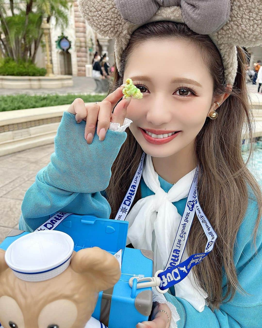 伊藤実祐さんのインスタグラム写真 - (伊藤実祐Instagram)「Disney sea . 🐳 ♡♪✳︎ タイミング失って載せ忘れてたやつ🤳 ⁡ 2枚目別に怒ってる訳じゃないよ？笑 ⁡ 抹茶ホワイトチョコ味🍿が意外にも美味しくて 頬張ってたら、ぼーちゃんになってた。🐷w ⁡ ⁡ ⁡ この日、餃子ドック閉まってて泣いた。🥲 めっちゃ美味しいよな？🥟🥟🥟 ⁡ ⁡ ⁡ #Disney #disneysea #disneyland #ディズニーシー #ディズニーランド #ディズニーカチューシャ #ディズニーコーデ #ダッフィーコーデ #ダッフィー #ディズニーシーグルメ #ディズニーフード #伊藤実祐 #いとうみゆ #みゆちゃい ⁡ ⁡ ディズニーで1番好きな物語はアラジンで 1番好きなキャラクターはジーニーです🧞‍♂️💙」11月7日 19時52分 - miyu.61