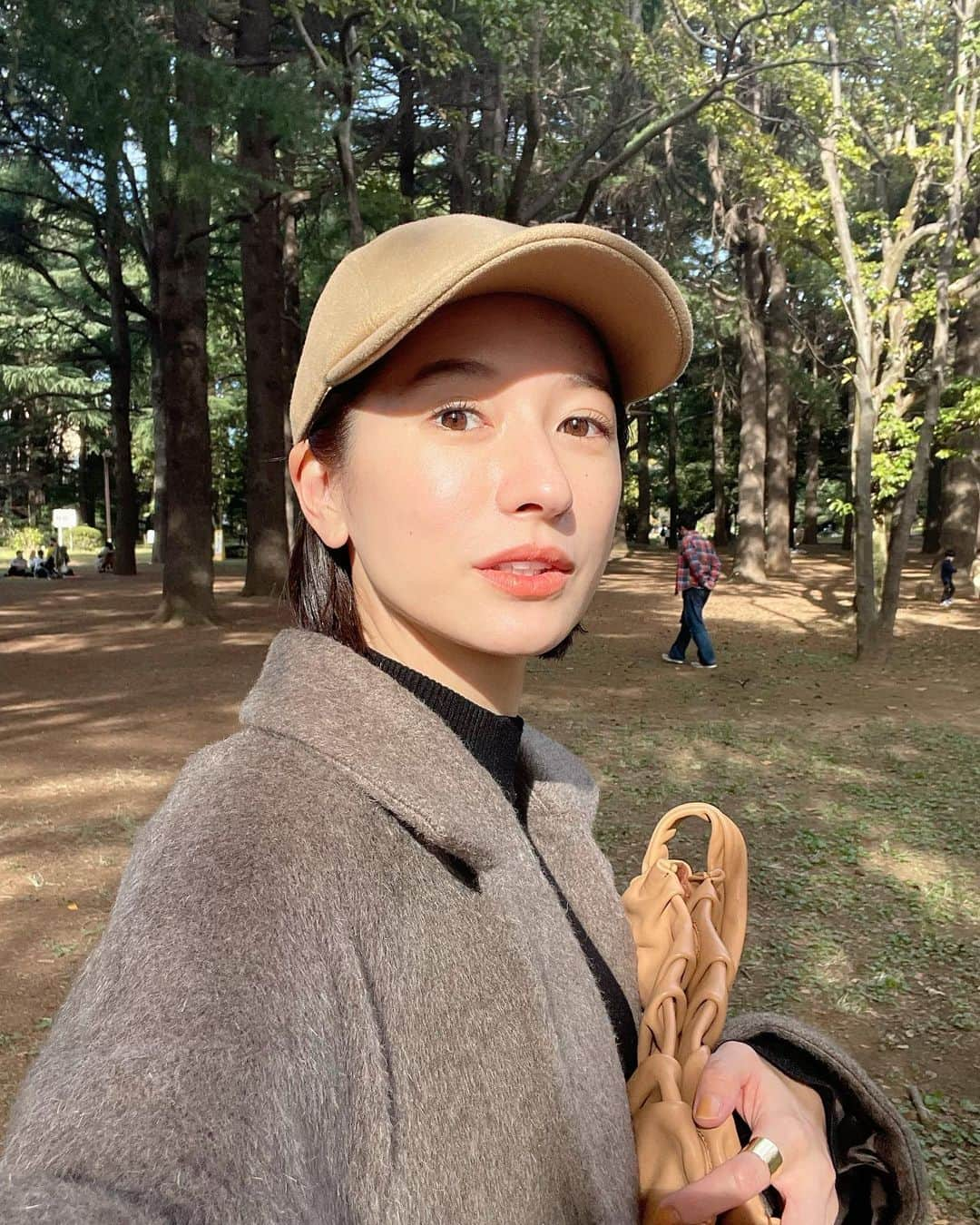 松本恵奈さんのインスタグラム写真 - (松本恵奈Instagram)「こんばんは⚪️今日は朝から美容院に行ってその後、お友達と子供達も一緒にピクニックしてきました👧🏻👦🏻✌🏻 ポカポカで気持ちよかったねー☺️ ずっと外だから寒くなるかなーと思ってダブルウールコートも持っていってたんだけどそれも大正解でした☺️👍🏻 全身のタグ付けもしとくねー♡ #休日 #ピクニック #私服 #clane #coat #もうすぐ発売」11月7日 20時00分 - ena1123