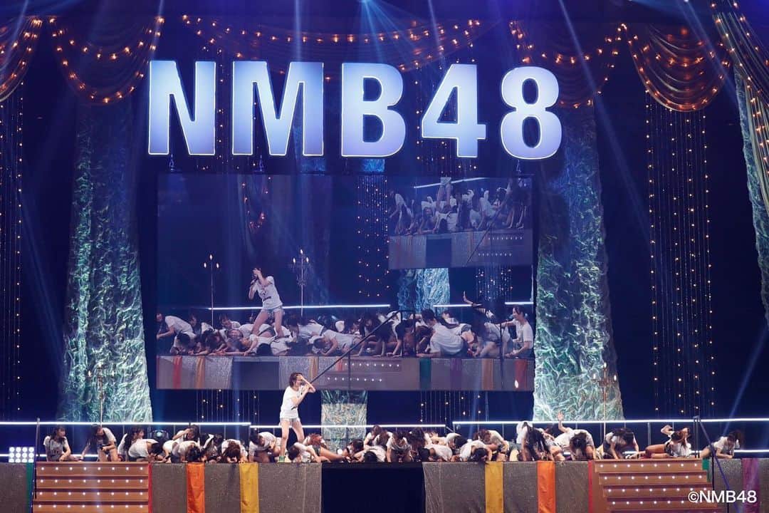 小嶋花梨さんのインスタグラム写真 - (小嶋花梨Instagram)「#NMB4811thAnniversaryLIVE ❤️‍🔥 ⁡ ⁡ アーカイブ配信チケットは今からでも購入可能です!! まだ見てない！という方に今回のライブの私的注目ポイント👇🏻 ⁡ ⁡ 昼公演では #プライオリティー 🥀 ⁡ 大きな会場では初めてソロで歌わせていただきました！気づいたら大阪城ホールが、私のペンライトカラーの赤で埋まってました🥺❤️‍🔥 ⁡ カッコつけるのを忘れるくらいに感動して、凄く嬉しかったです!!愛をありがとうございます!! ⁡ ⁡ ⁡ さらに、山本彩さんの♪Don't hold me back を #だんさぶる！ で披露しました!!!! ⁡ ここではセクシーな大人かっこいい私を見て頂けると思います🖤 ⁡ ⁡ ⁡ 夜公演では、MCを是非見ていただきたいです！ ライブ後のネットニュースは有難いことに(？)ほぼMC内容でした😃  ⁡ それくらいMCが強烈なNMB48！ ⁡ 打ち合わせなしの見事なズッコケと、 "こじりん下がって"  ⁡ これだけでも見て頂きたいです🙇🏻‍♀️🤣 ⁡ ⁡ ⁡ 🎟アーカイブ配信は11/10 15:00まで チケット詳細はTwitter、オフィシャルホームページをご覧下さい。」11月7日 20時16分 - nmb_kojima_48