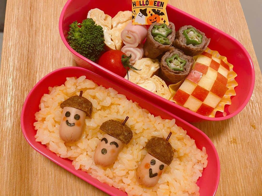 江原千鶴（エハラチヅル）のインスタグラム：「先日作った、おとちゃんの遠足弁当❤️  どんぐり拾いに行ったので、ドングリちゃん弁当でした〜😊  おとちゃん完食してくれて、お手紙まで書いてくれました❤️ お手紙大事に飾ってます〜😍  ネットで見つけたドングリちゃんが、ウインナー＋ミートボール＋揚げパスタで簡単でした👍  仮住まい中のミニキッチンで作ったのもいい思い出w  #遠足弁当 #どんぐり拾い#小学生弁当  #おとちゃんへ」